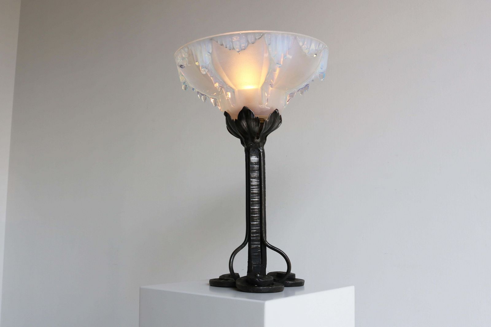 Antiek Art Deco Tafellamp, Ontwerp Van Ezan, 1930, Frankrijk – Smeedijzer En Ijsglas photo furniture