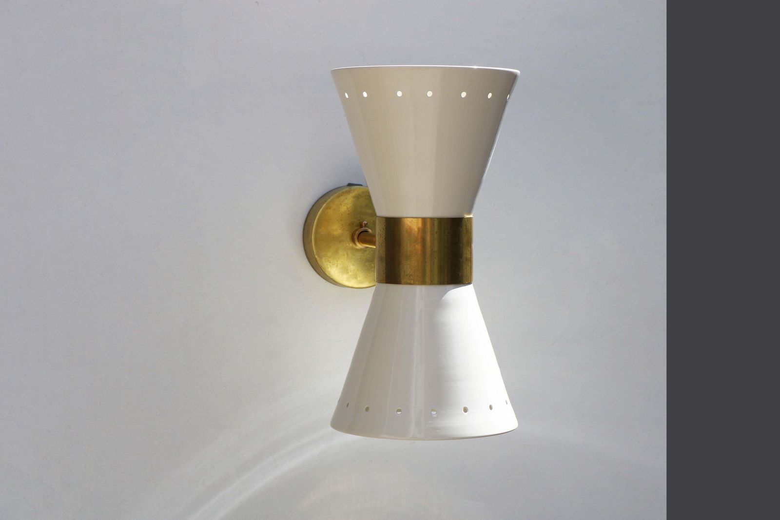 Verlichting 1 Van 6 Italiaanse Moderne Design Wandlampen In De Stijl Van Stilnovo – Ivoorwit En Messing photo