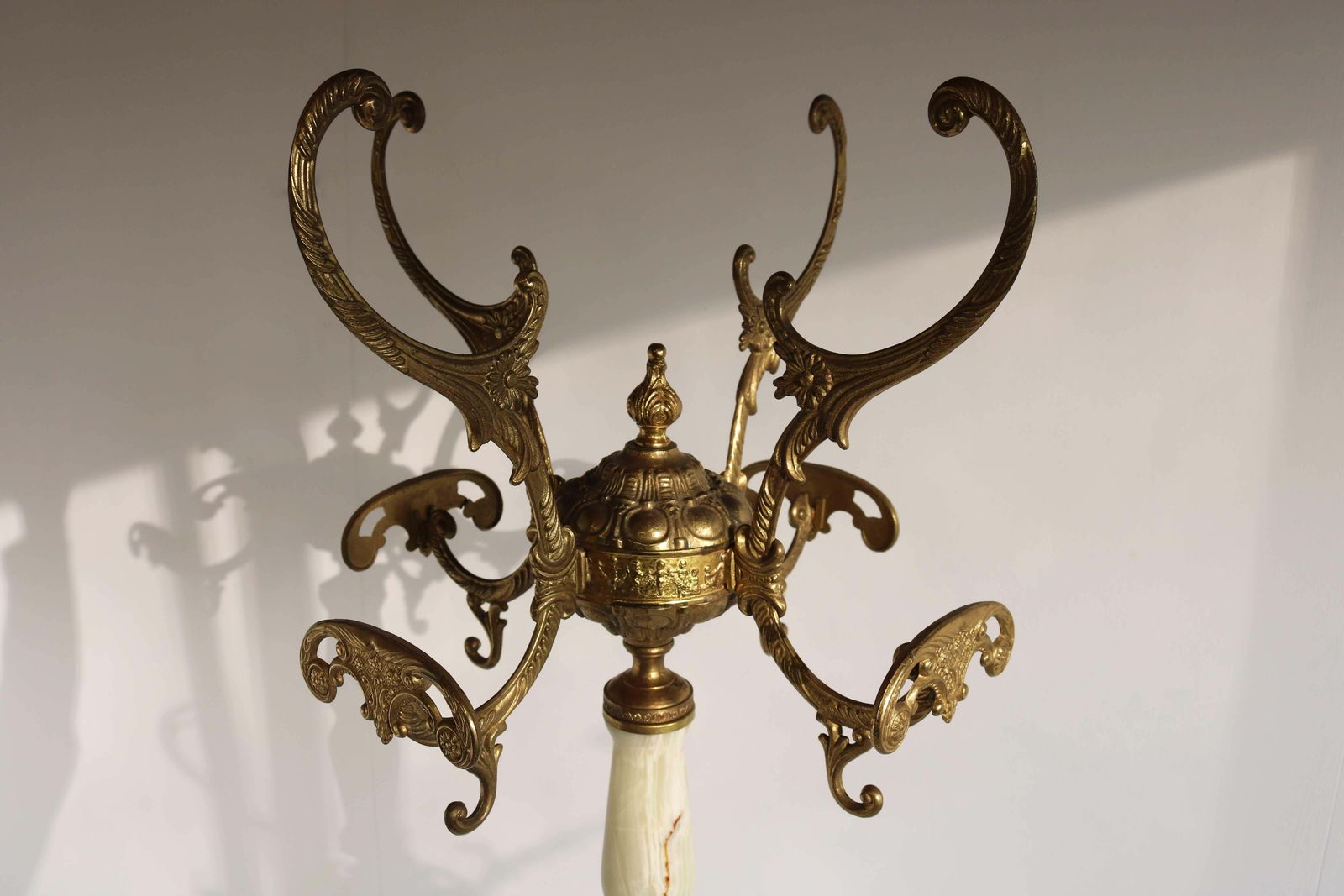 photo furniture Italian Ornate Antique Brass & Onyx Round Marble Coat Hat Rack Hall Tree 1950s