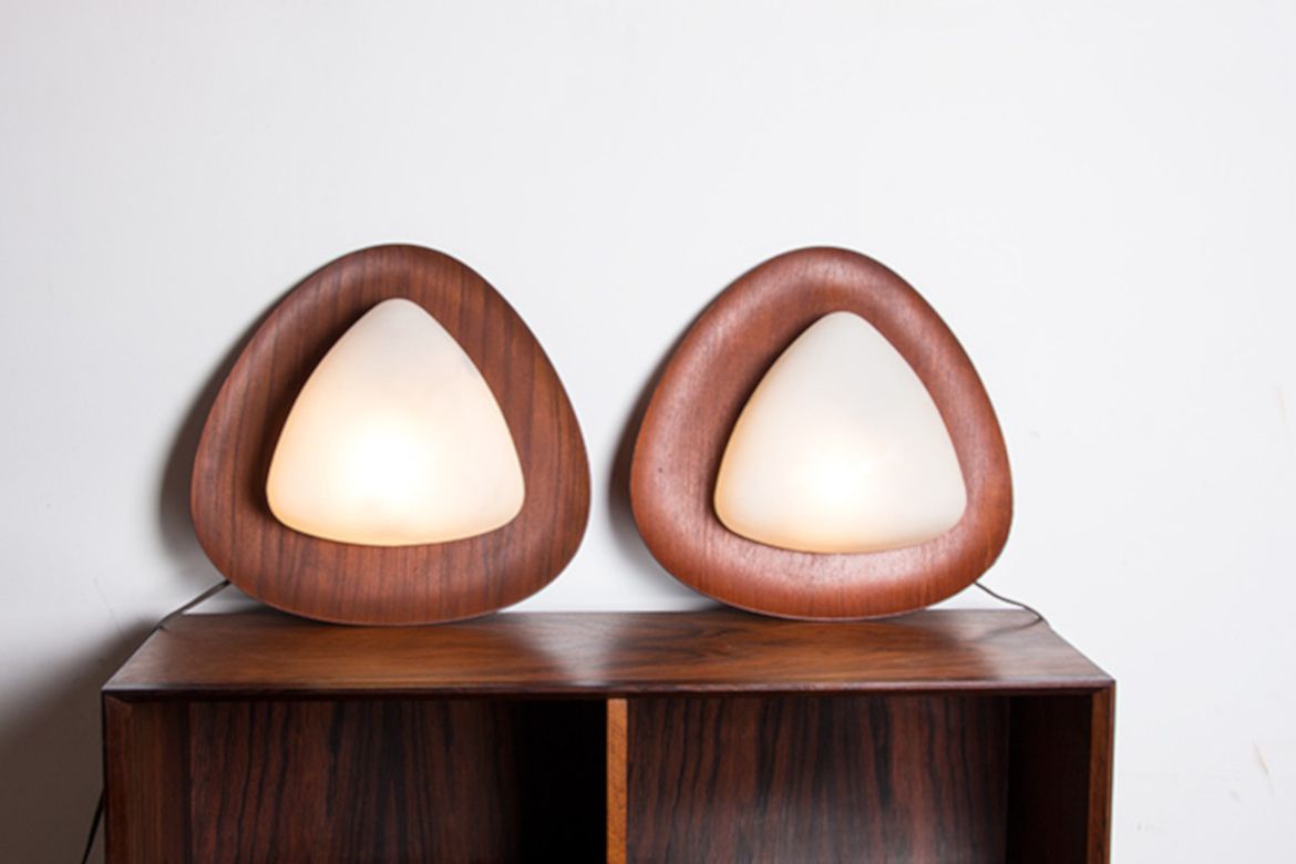 Paire d'appliques murales italiennes en teck et verre opaline, par Goffredo Reggiani, 1960. photo furniture