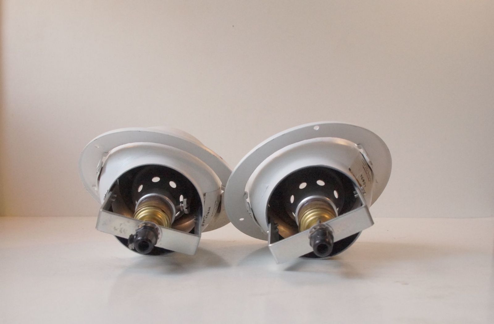 Witte Bolvormige Spotlights Van Louis Poulsen Denemarken, Set Van 2 photo for sale