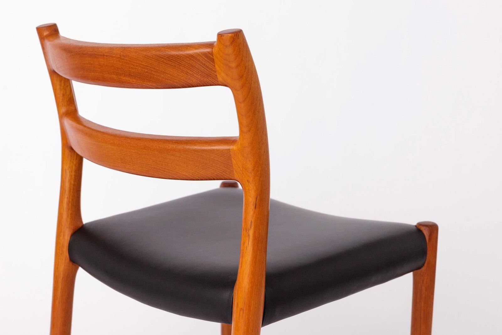 photo furniture Set Of 5 Niels Otto Møller Model 84 Chairs – Danish Teak & Leather Dining Chairs (1974) – Mid Century Modern Design