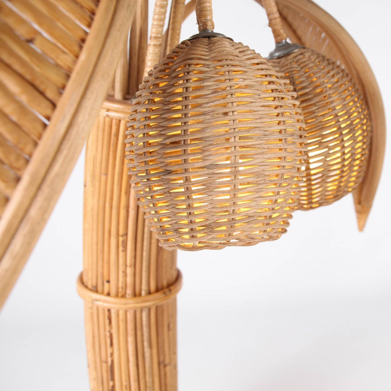 photo furniture Rattan Coconut Tree / Palm Tree Table Lamp
