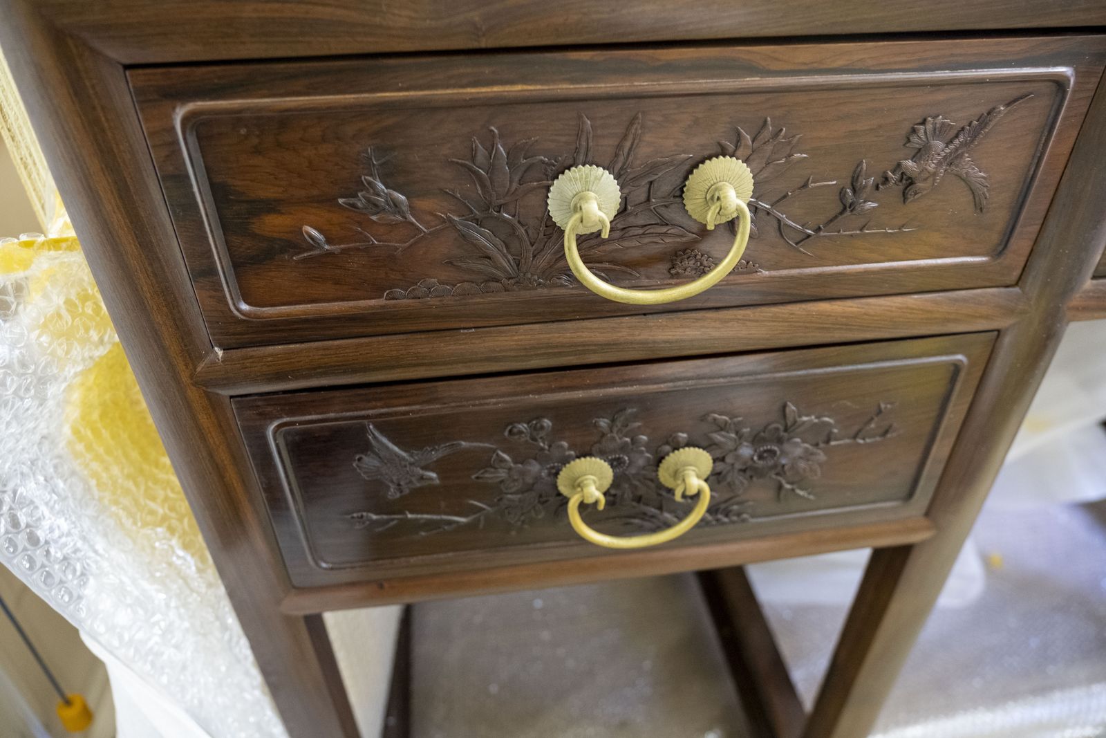 Chinese Rosewood Table And Chairs (Dalbergia Cochinchinensis) photo furniture