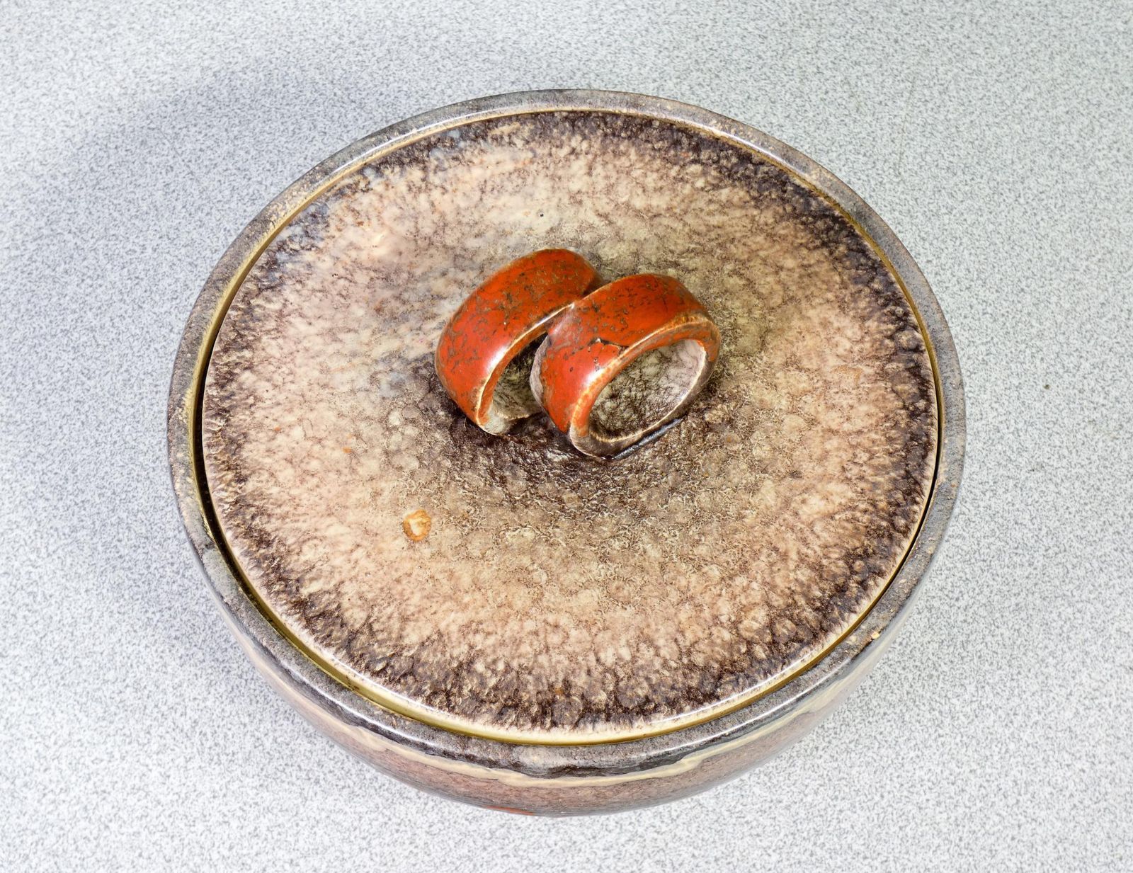 photo for sale Ciotola Con Coperchio In Maiolica Smaltata Firmata Strehla Keramik. Fat Lava.