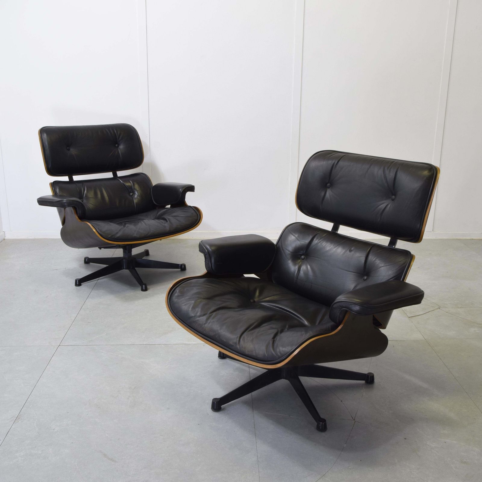 photo furniture Charles Eames Lounge Chair For Herman Miller 1970s. (First Production)