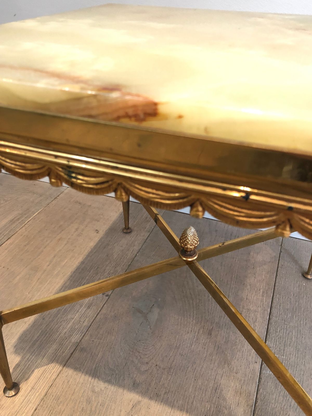 photo vintage Pair Of Neoclassical Style Square End Tables In Brass And Onyx Top In The Style Of Maison Jansen