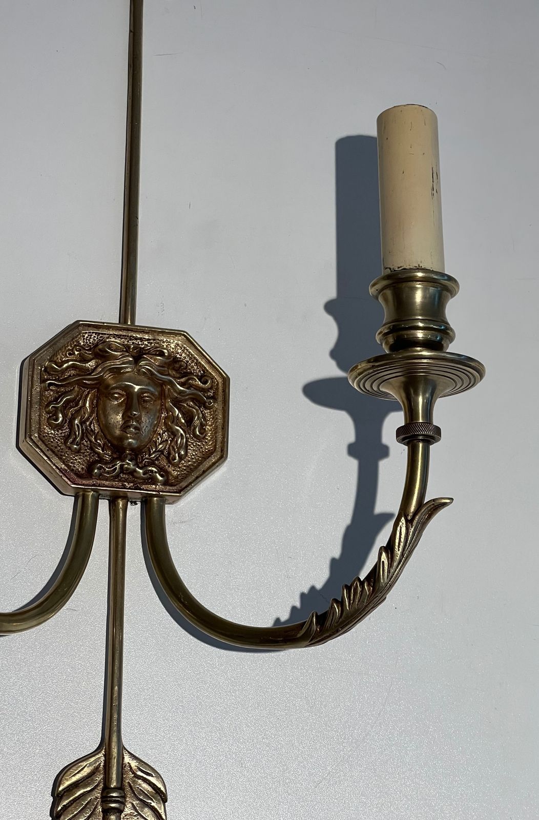 photo vintage Pair Of Bronze Wall Lights With Arrows And The Effigy Of The Sun King By Louis Gau