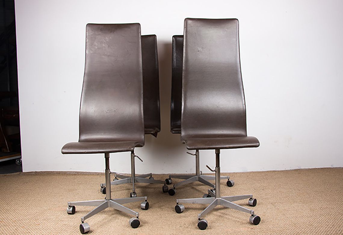 photo for sale Lot de 4 fauteuils de bureau à dossier haut en cuir et aluminium, modèle Oxford, par Arne Jacobsen pour Fritz Hansen, 1980.