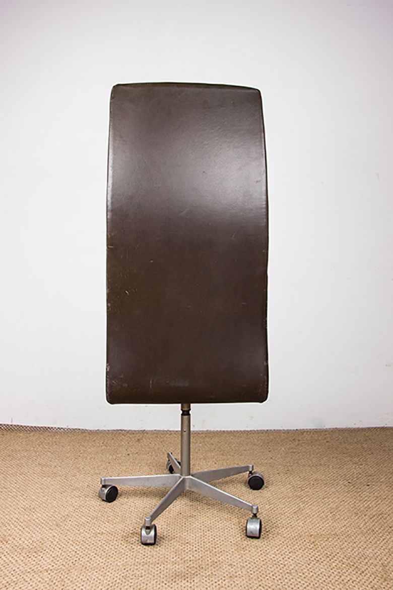 photo buy Lot de 4 fauteuils de bureau à dossier haut en cuir et aluminium, modèle Oxford, par Arne Jacobsen pour Fritz Hansen, 1980.