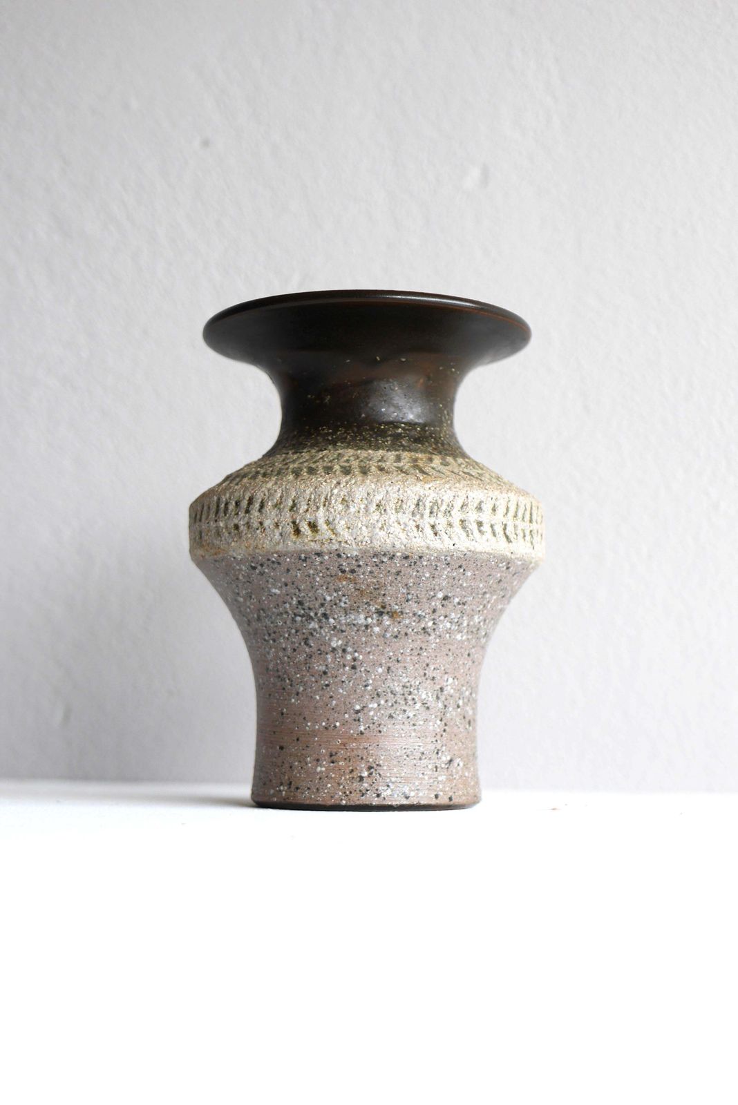 Mid Century Modern Scandinavian Brutalist Art Pottery Vase, Nittsjö Sweden photo vinterior