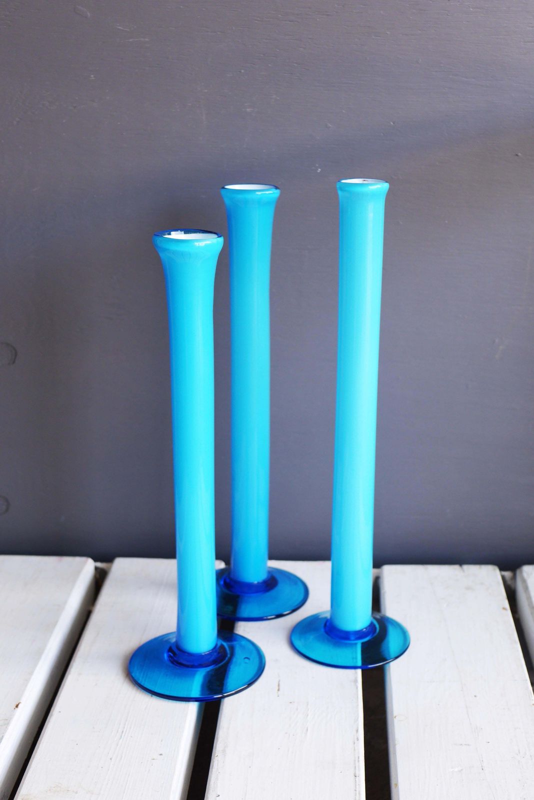Een Trio Hoge Handgeblazen Orchid Vazen In Azuurblauw Door Artur Percy Voor Gullaskruf photo furniture