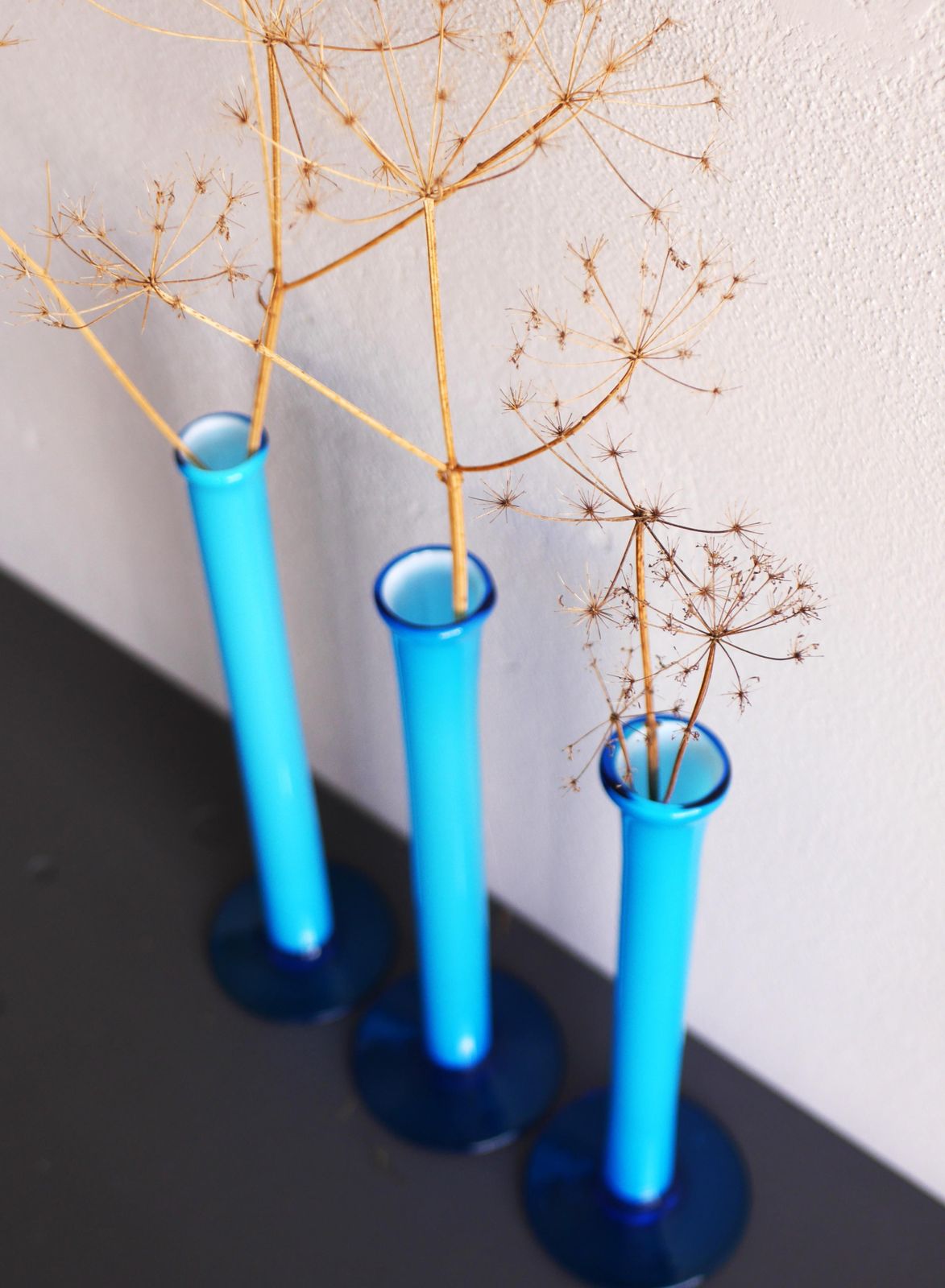 Een Trio Hoge Handgeblazen Orchid Vazen In Azuurblauw Door Artur Percy Voor Gullaskruf photo buy