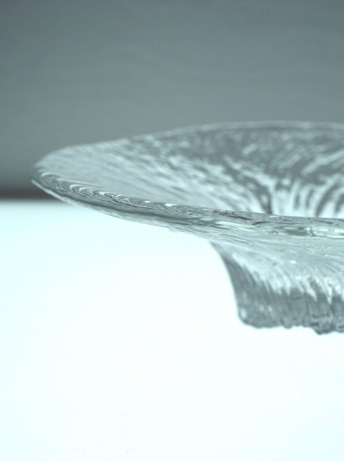 Fins Glasontwerp, Een Schaal "Avanti" Gemaakt Door Tapio Wirkkala Voor Iittala. photo vintage
