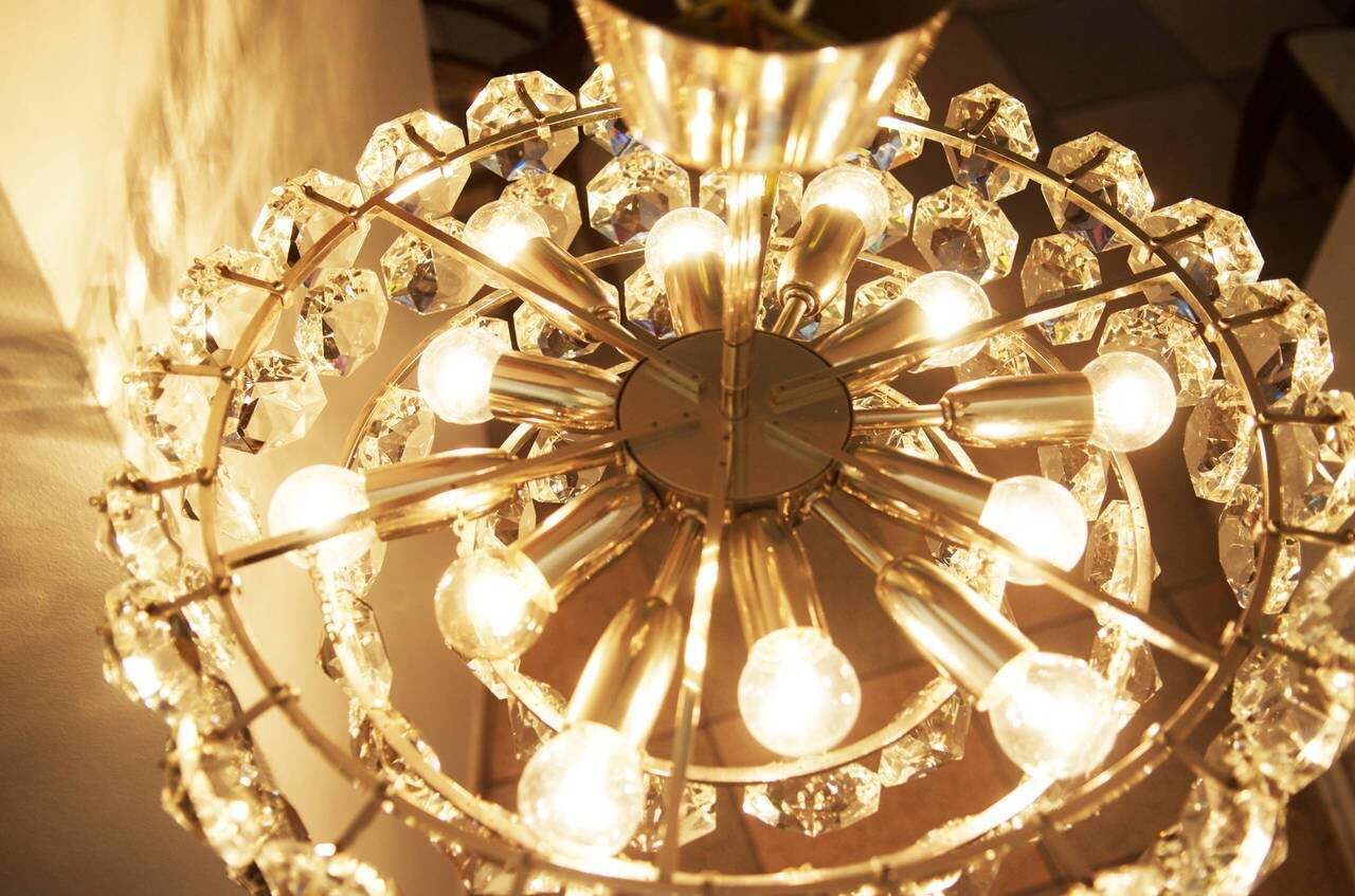 photo furniture Crystal Chandelier By Bakalowits & Söhne