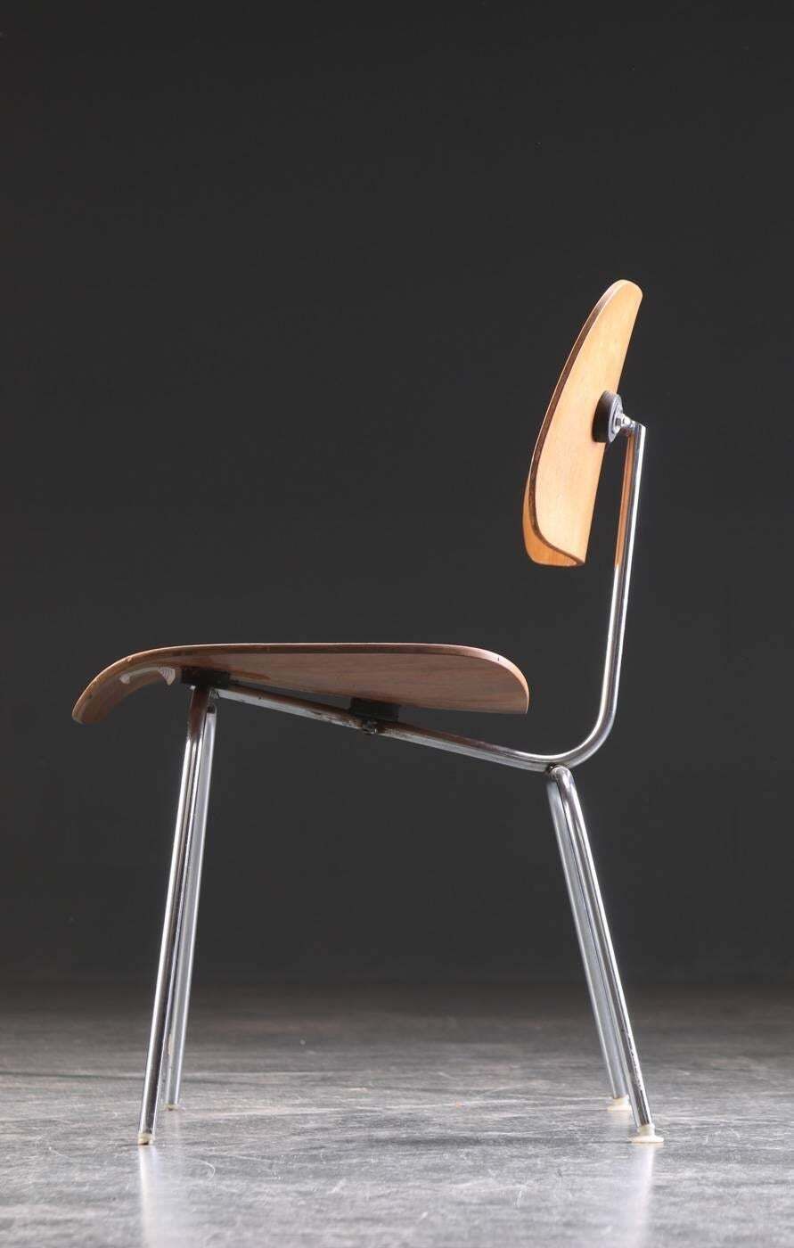 Charles Eames Dcm Dining Chair photo Meubels