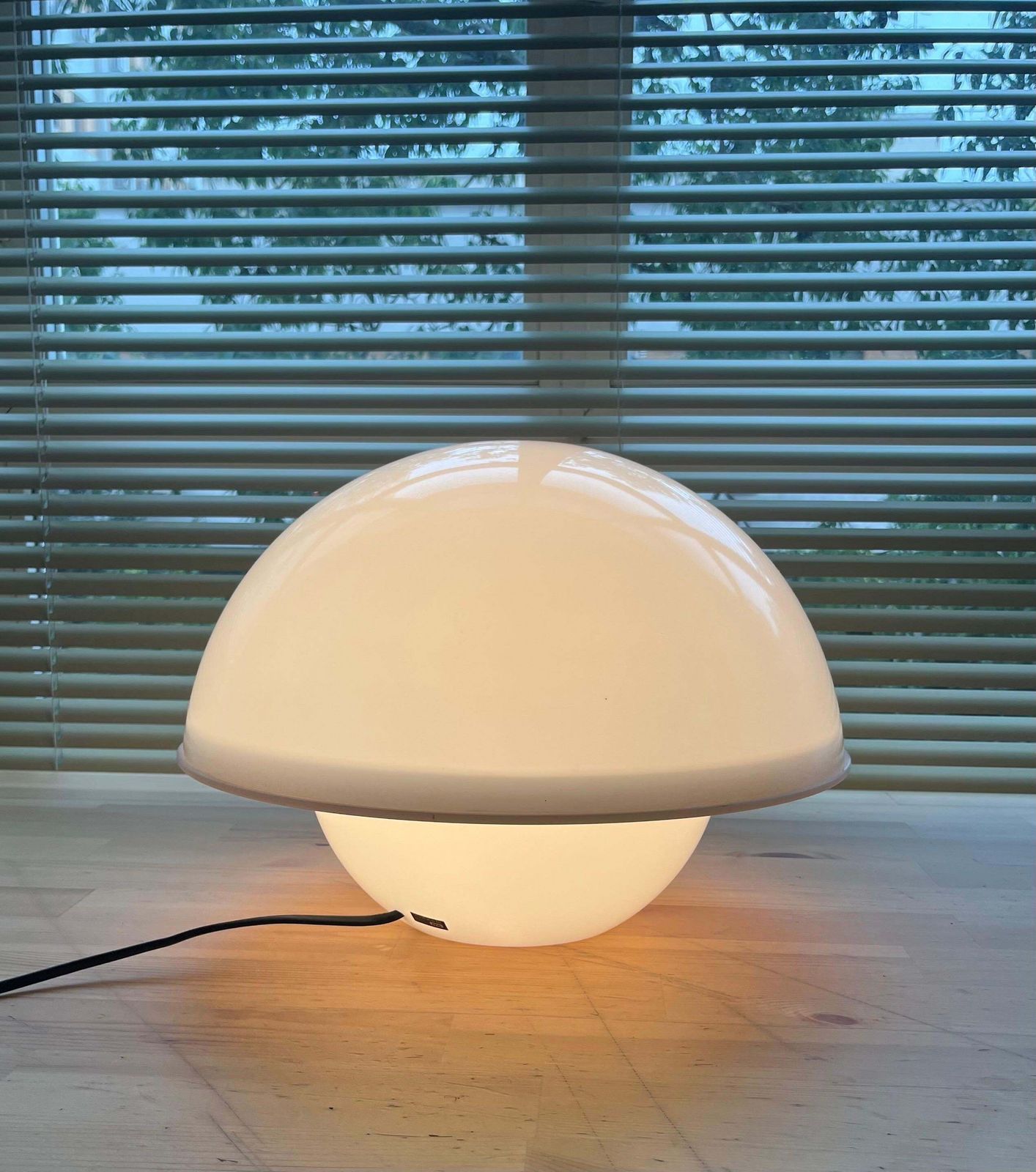 photo vintage Midcentury White Lucite Table Lamp By André Ricard For Metalarte, 1970s