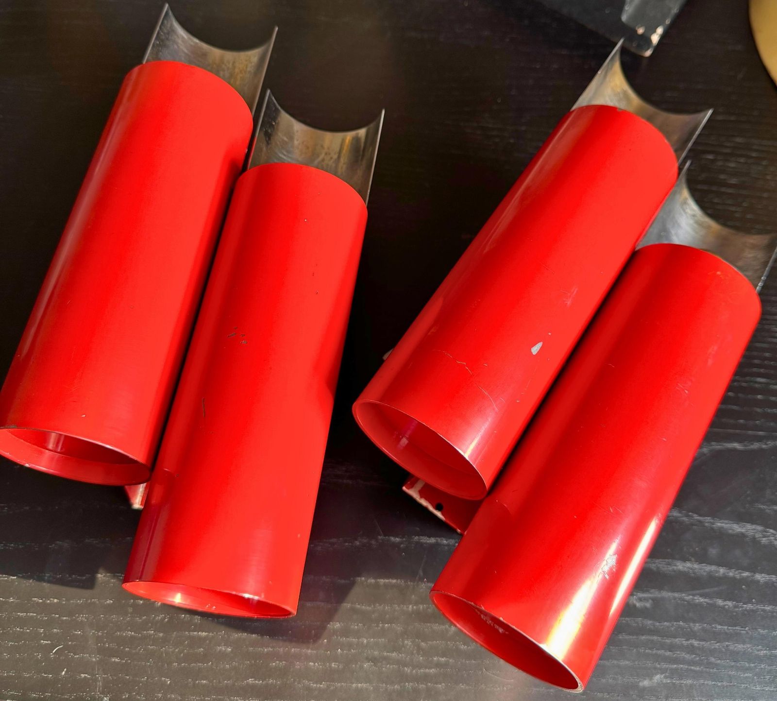 photo vintage Stilnovo Mod. 2701 Pair Of Wall Sconces In Red Lacquer And Chromed Steel