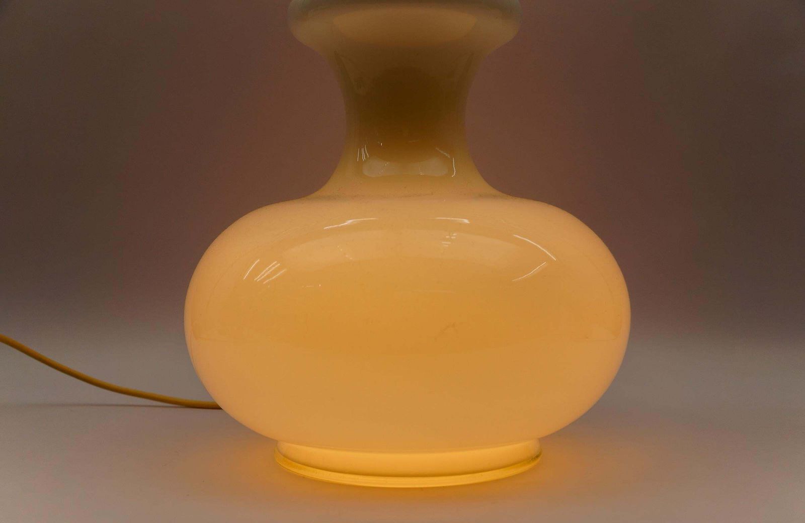photo vinterior Lovely Pair Of Mid Century Modern Opal Glass Table Lamp Bases, 1960s