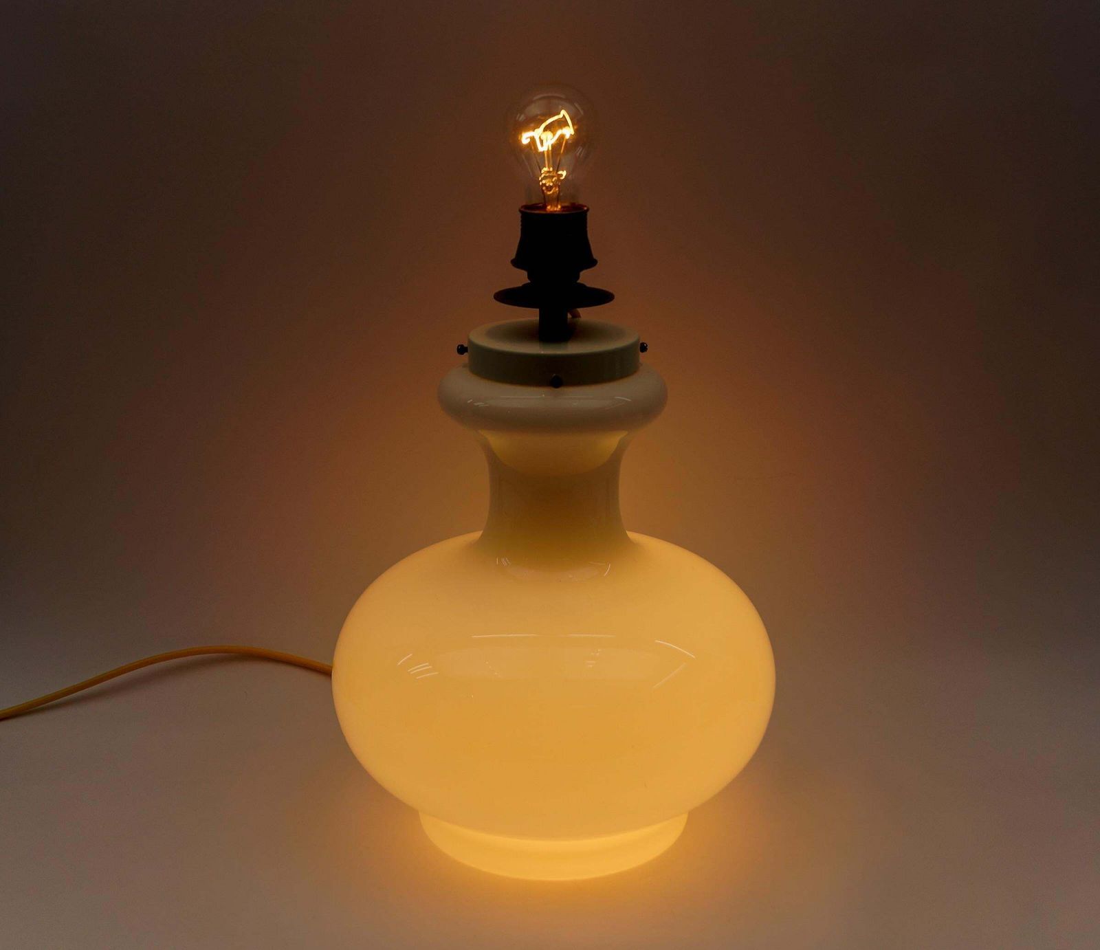 photo vintage Lovely Pair Of Mid Century Modern Opal Glass Table Lamp Bases, 1960s