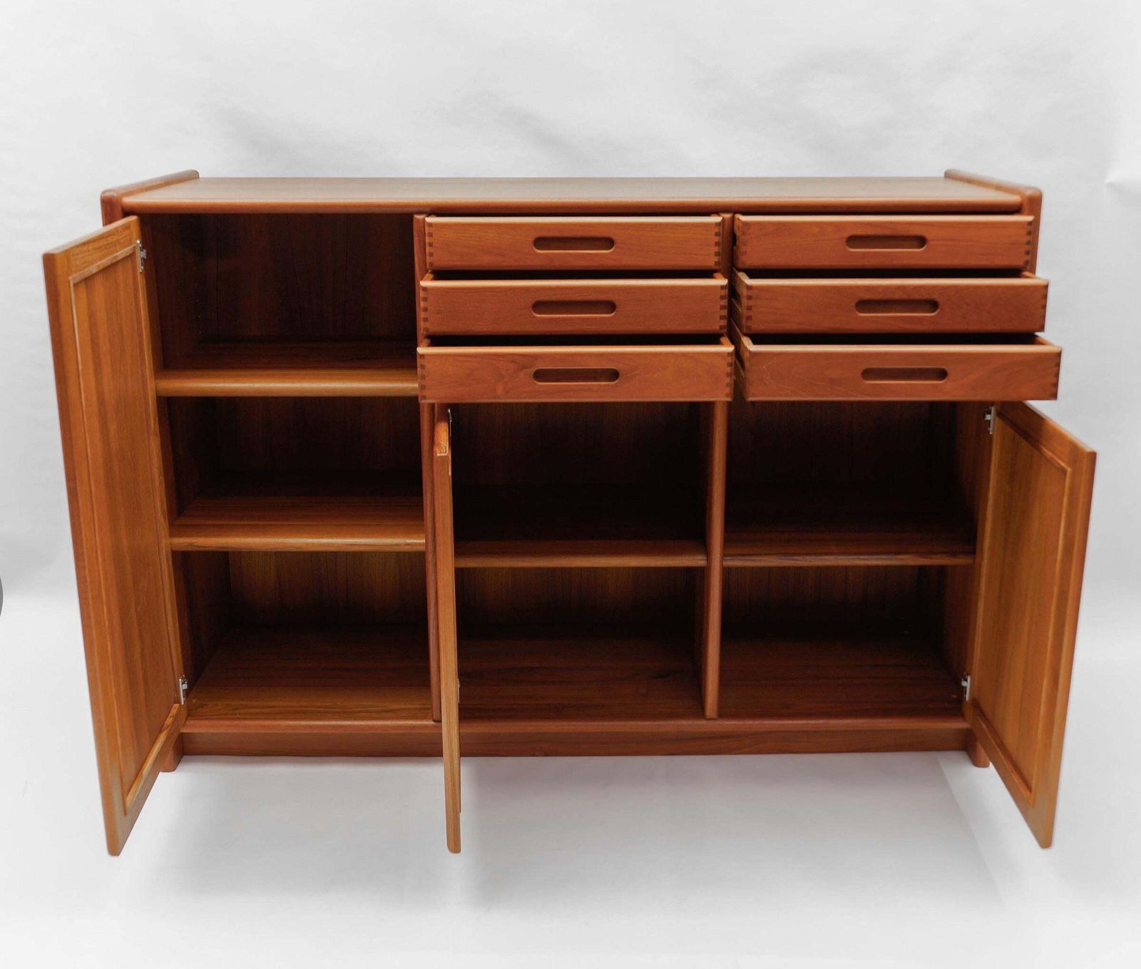 photo vintage Large Mid Century Modern Scandinavian Teak Wood Commode / Sideboard, 1960s