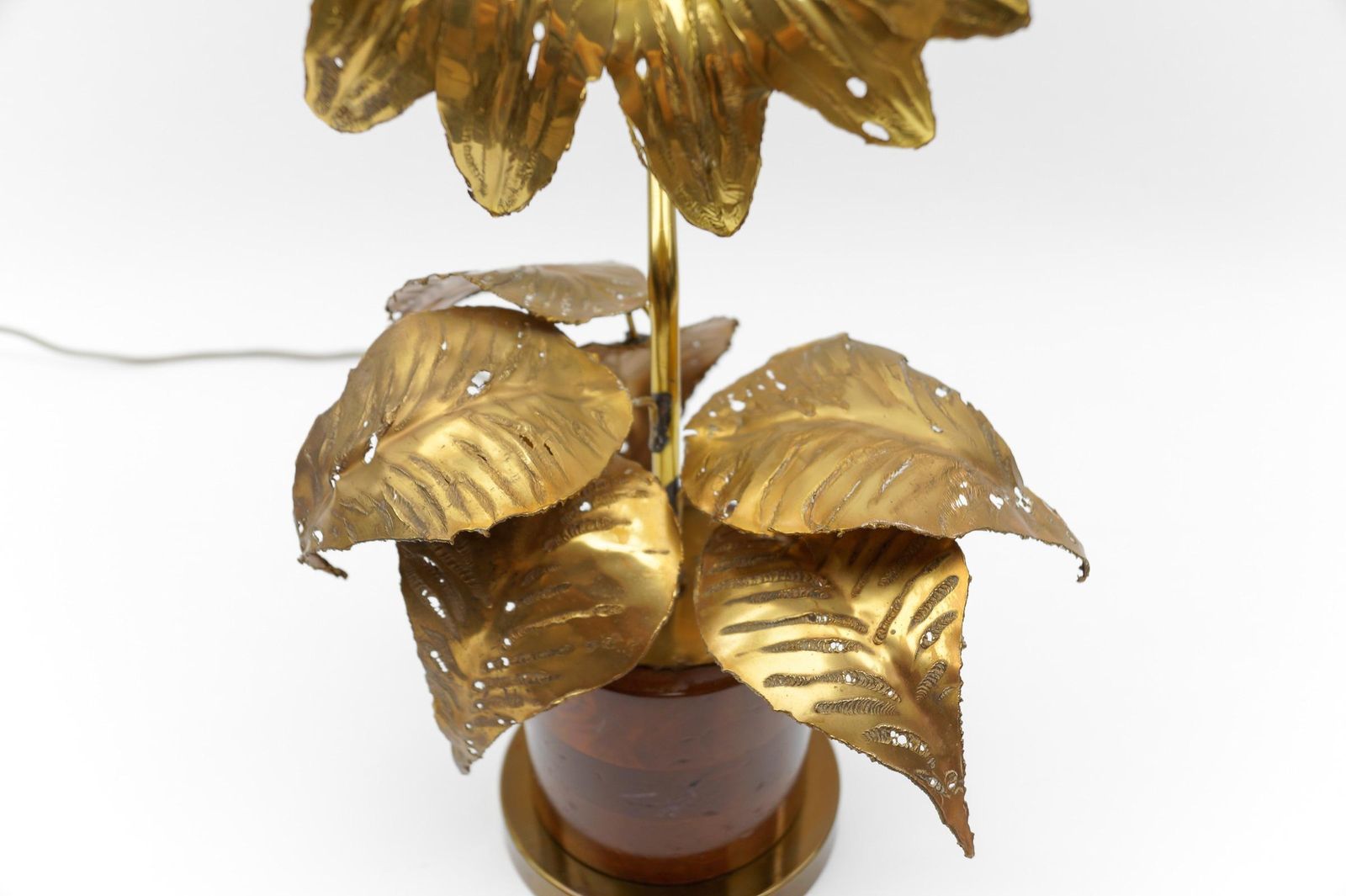 2081.0 Mid Century Modern Sunflower Table Lamp Made In Brass And Wood, 1960s photo