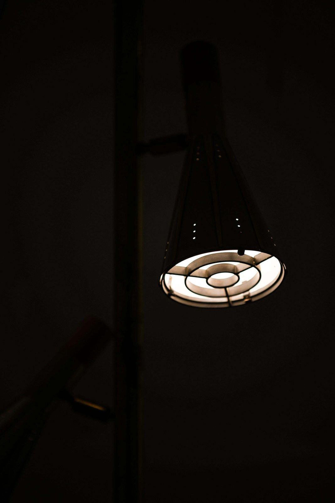 Rare Floor / Pole Lamp In Brass And White Lacquered Metal, 1960’s photo vintage