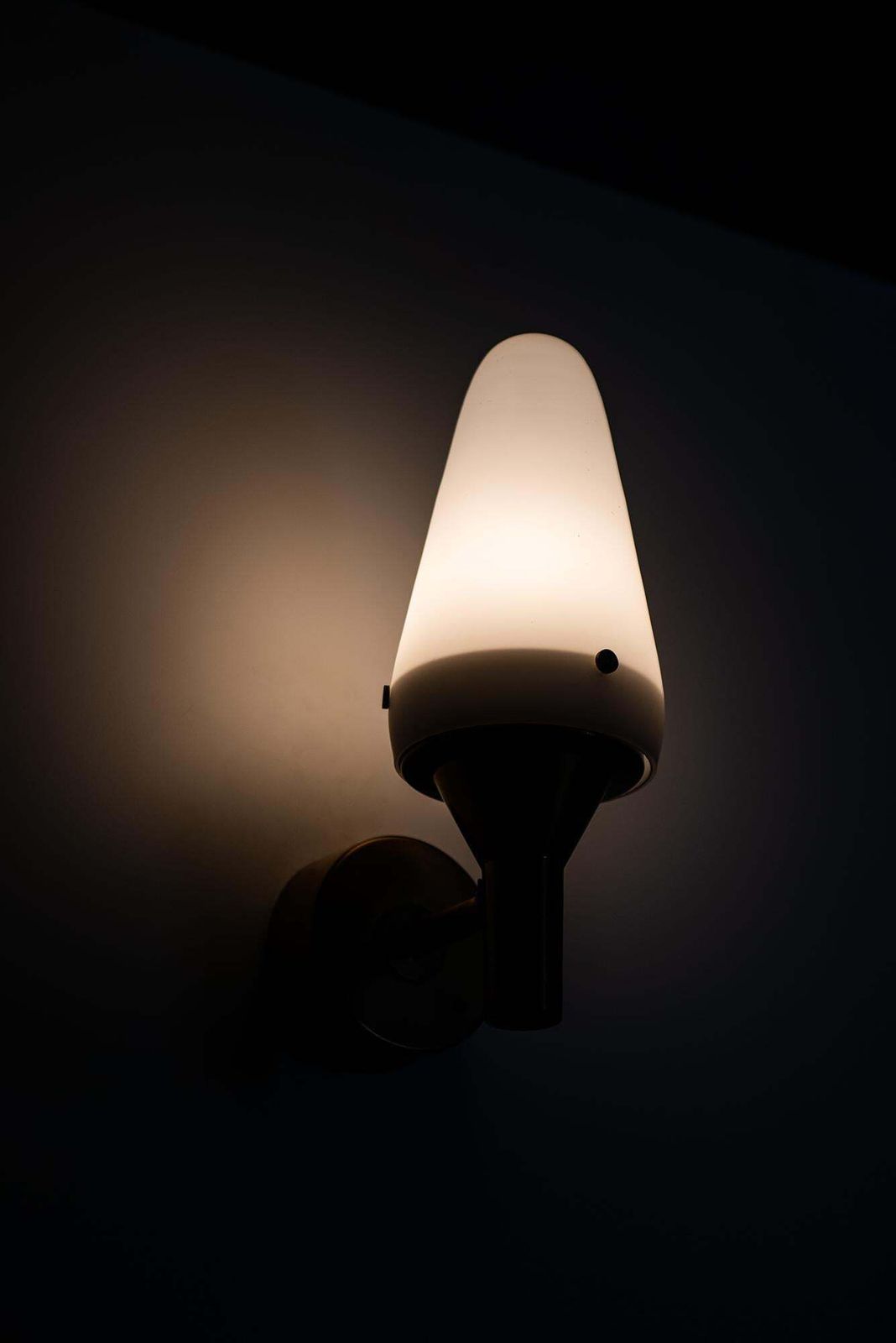 Hans Agne Jakobsson Wall Lamps In Brass And Opaline Glass photo vinterior