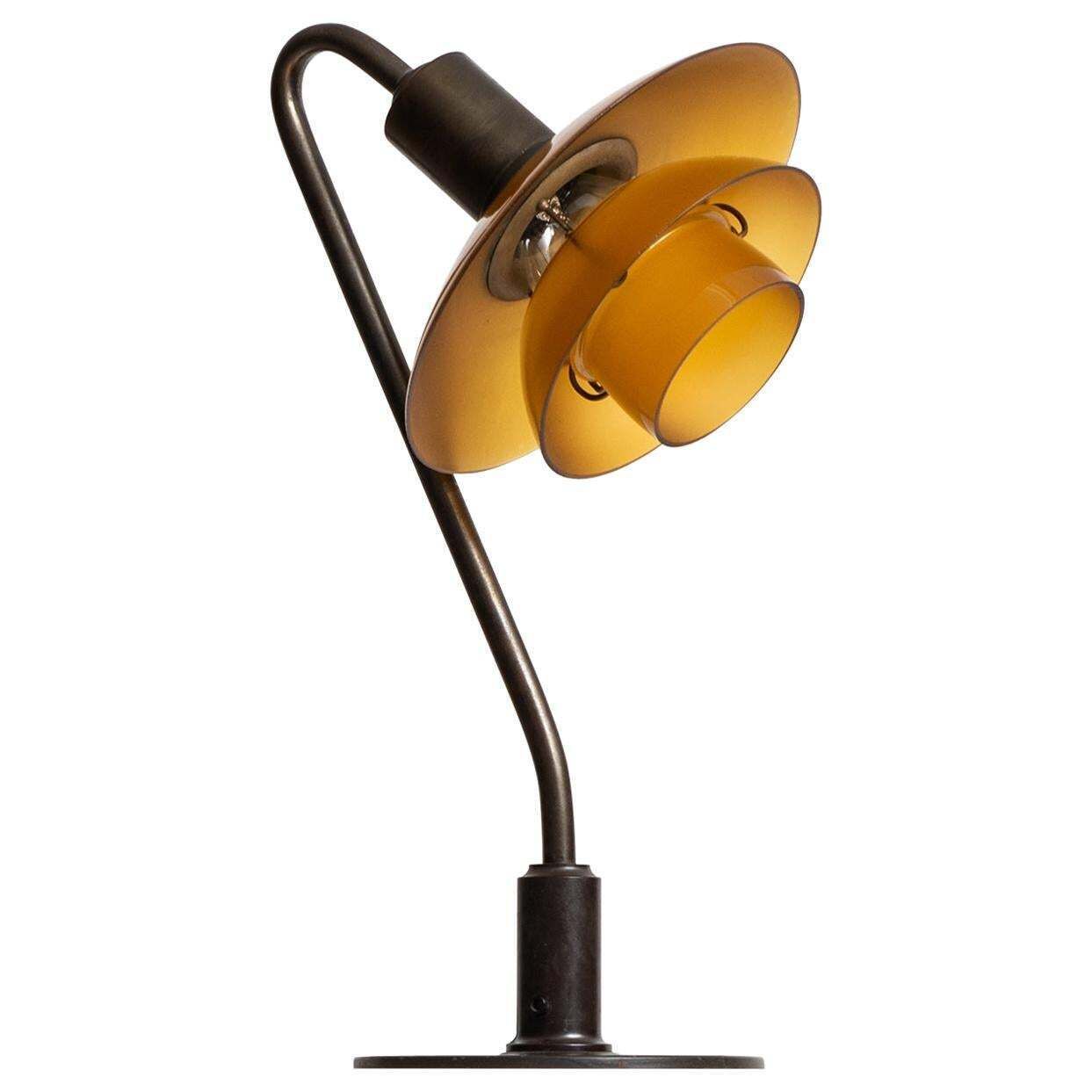 Poul Henningsen Early Table Lamp Model Ph 2/2 'Vintergækken' By Louis Poulsen