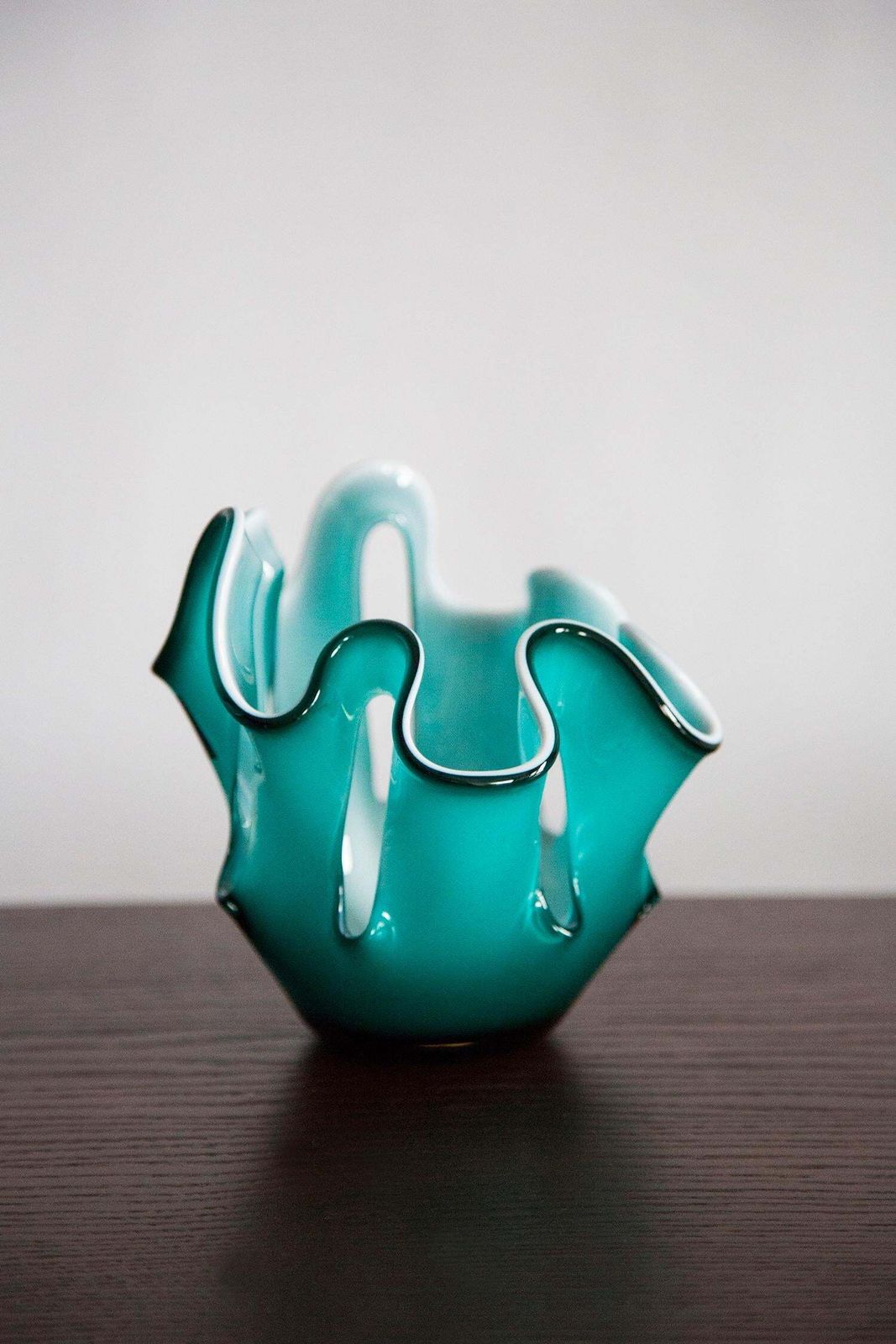 Mid Century Vintage Glazen Vaas Met Aqua En Wit Artistiek Glas, Europa, Jaren 1970 photo furniture