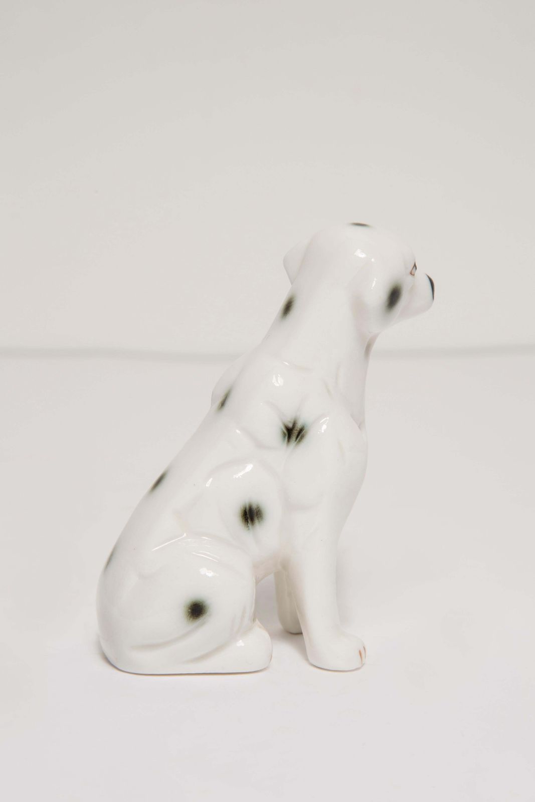 photo furniture Miniatuur sculptuur van een witte Dalmatische hond, keramiek, Italië, jaren 1960