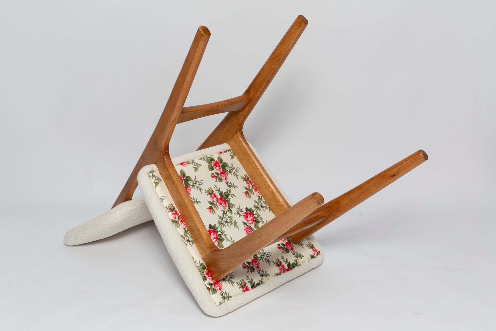 Mid Century Butterfly Chair, Light Ivory Boucle, Light Oak Wood, Europe, 1960s photo vintage