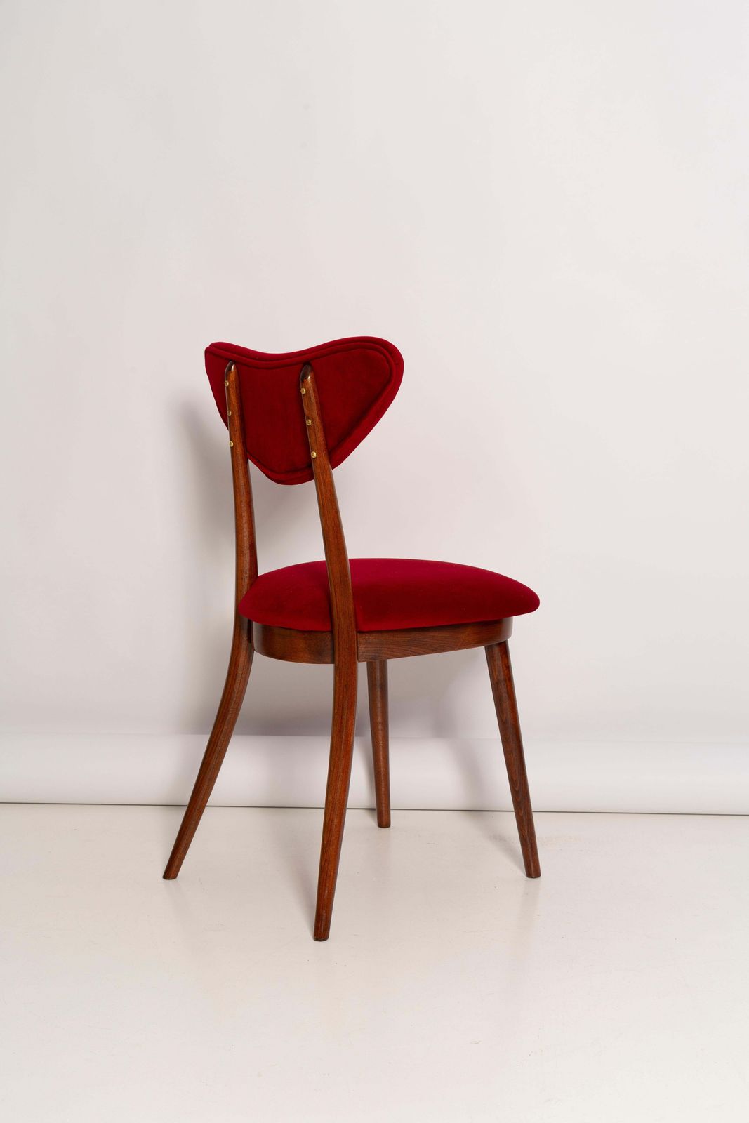photo furniture Mid Century Rode Velours, Walnouthout, Hartstoel, Polen, Jaren 1960