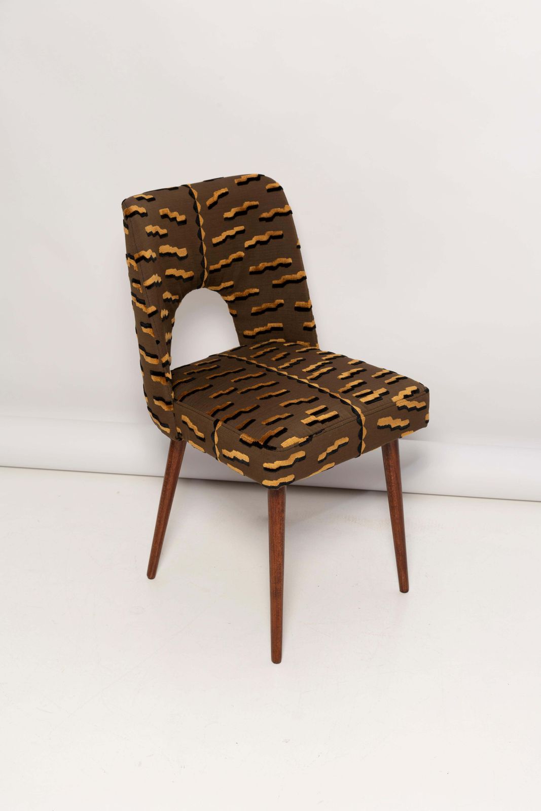Mid-Century bruine Tiger Beat Jacquard velours stoel met schelpvormige rugleuning, Europa, jaren 1960 photo vintage