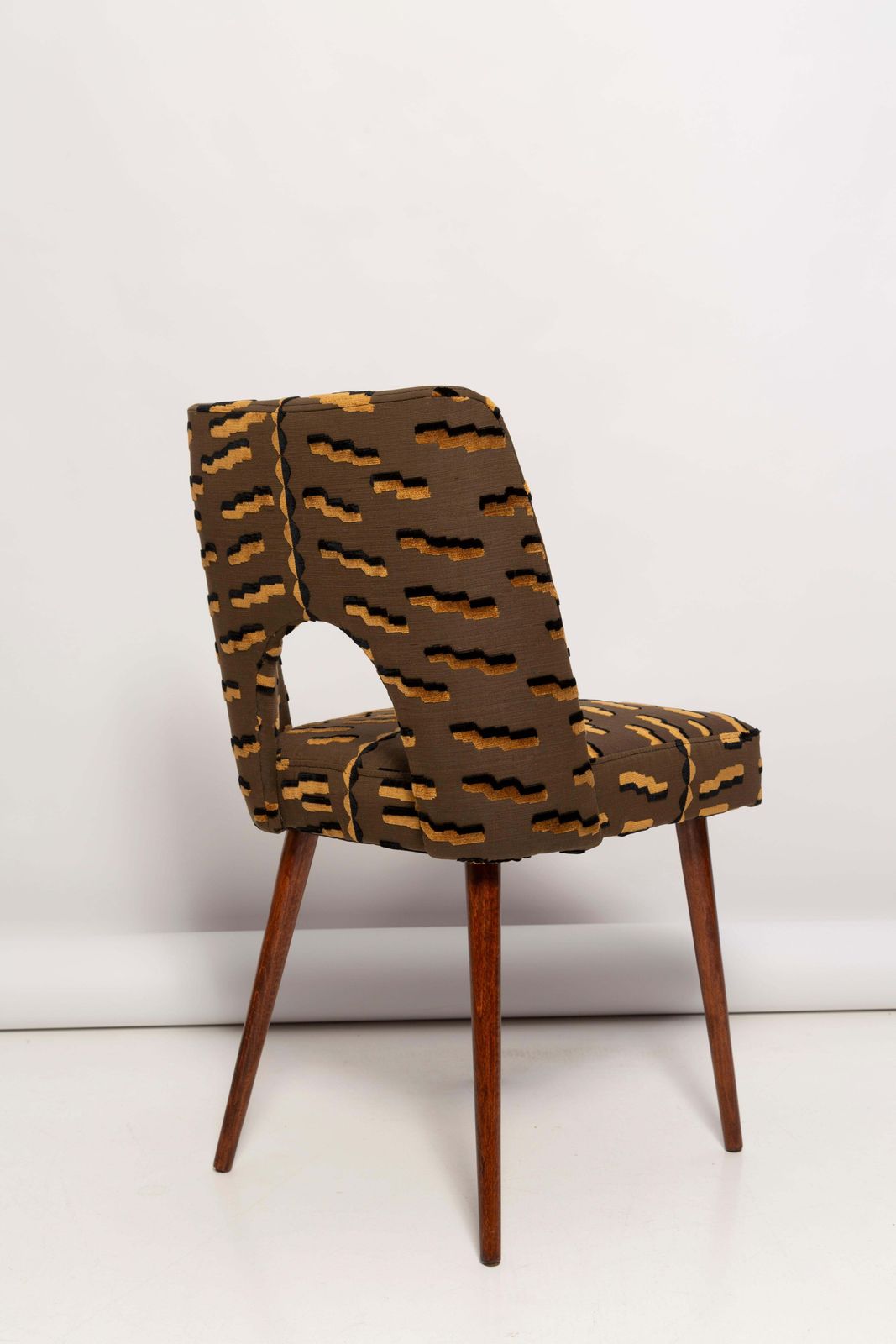 Meubels Mid-Century bruine Tiger Beat Jacquard velours stoel met schelpvormige rugleuning, Europa, jaren 1960 photo