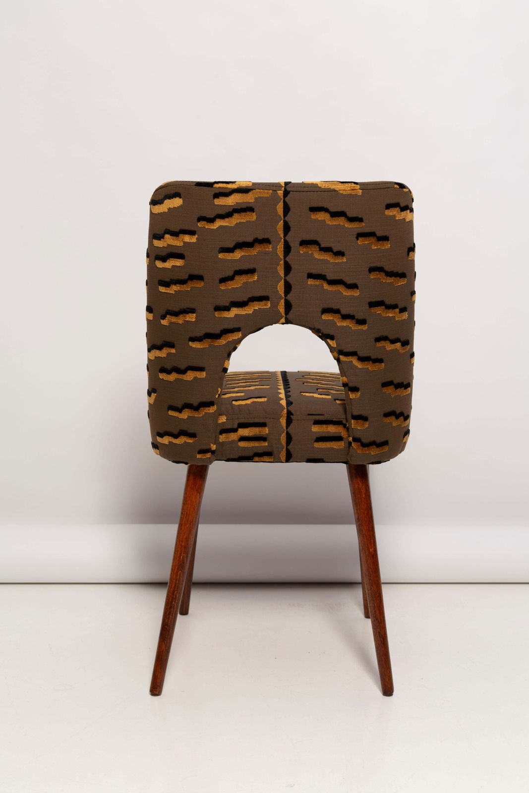 595.0 Mid-Century bruine Tiger Beat Jacquard velours stoel met schelpvormige rugleuning, Europa, jaren 1960 photo