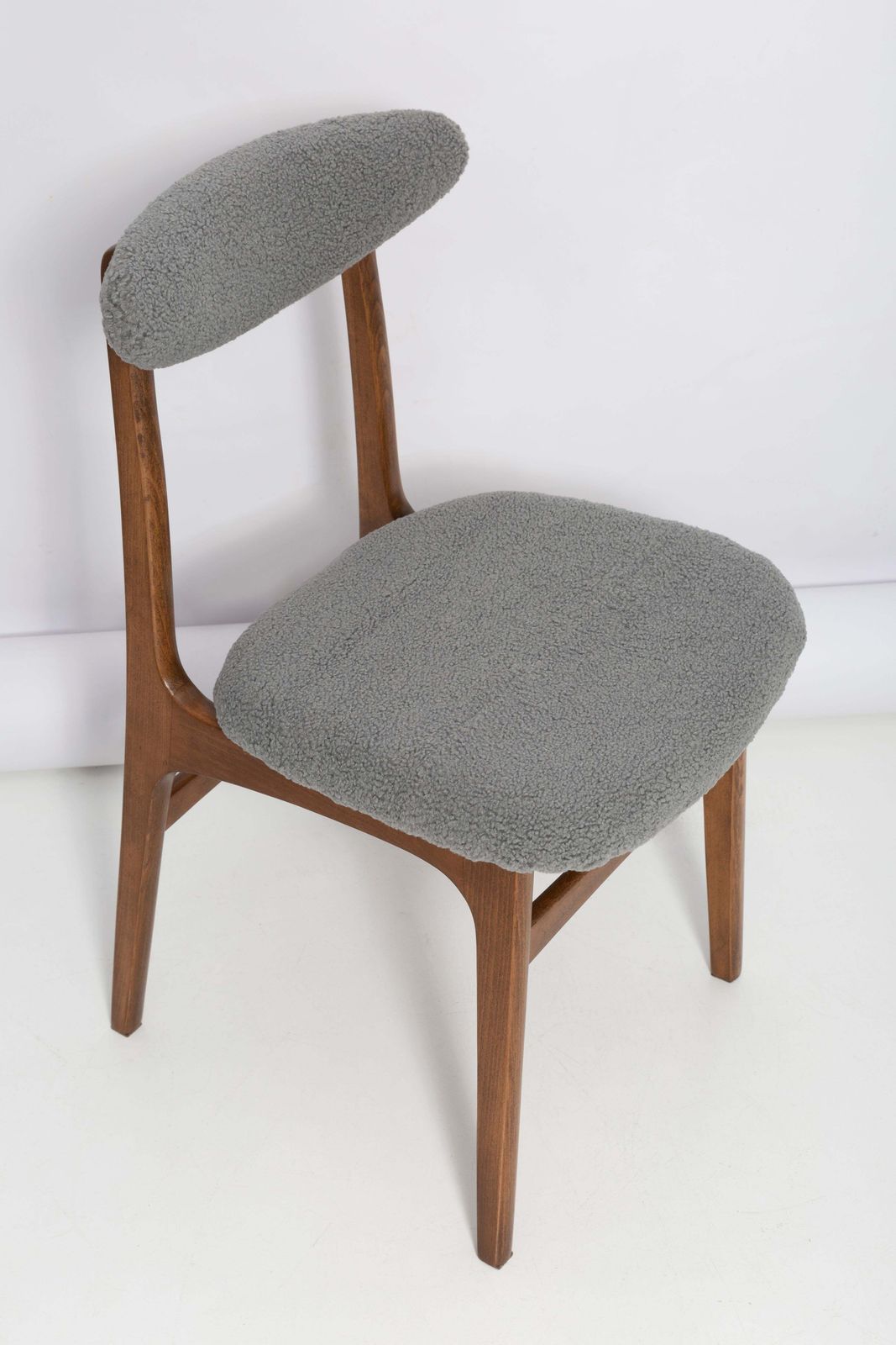 Mid Century Grijze Bouclé Stoel Ontworpen Door Rajmund Halas, Polen, Jaren 1960 photo for sale