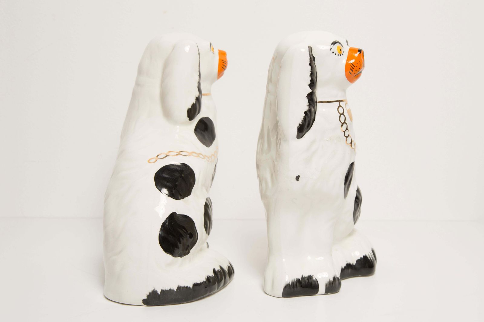 Pair Of Mid Century Dot Spaniel Dogs Sculpture Staffordshire England 1960s photo vinterior