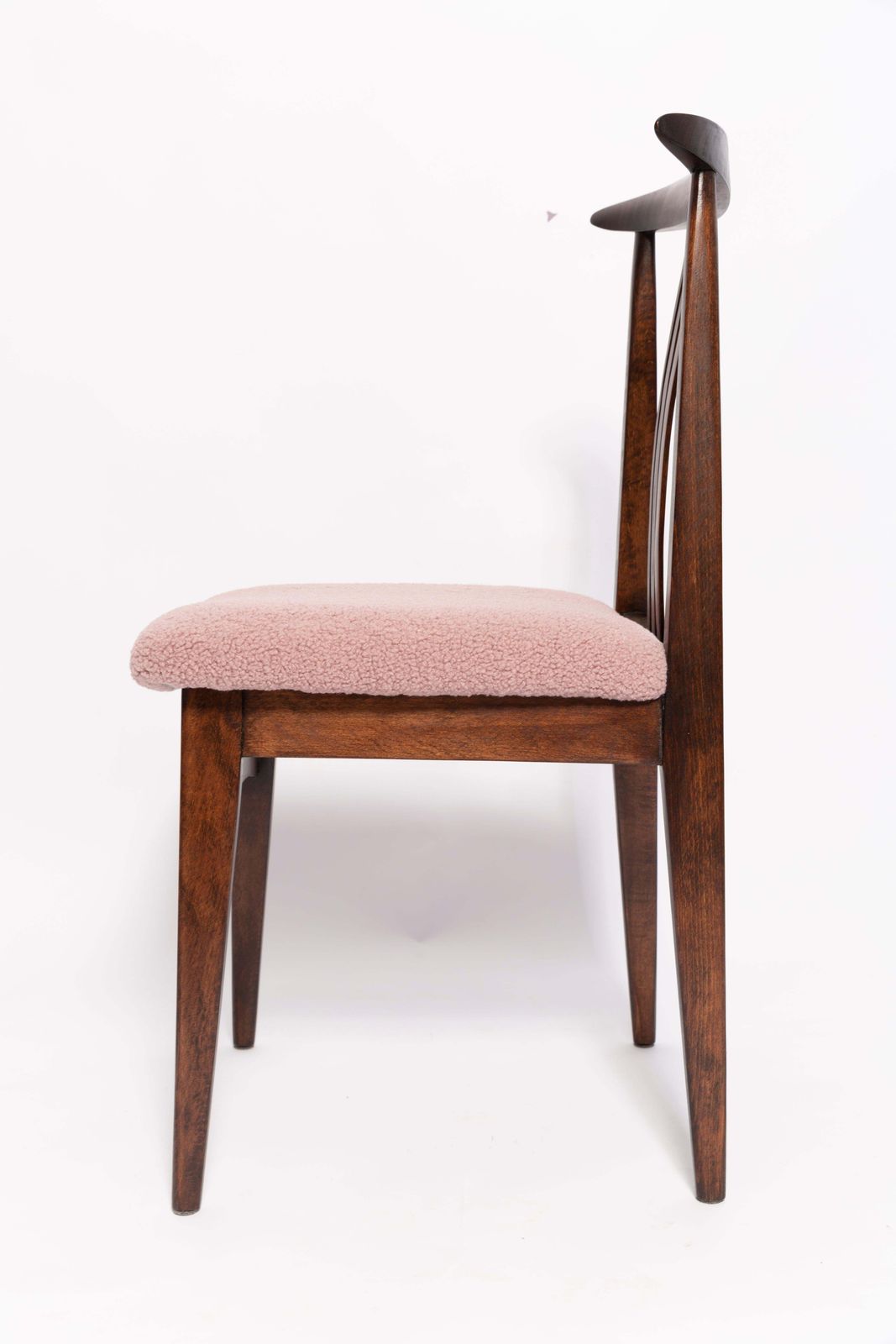 photo furniture Mid Century Roze Boucle Fauteuil, Walnoothout, Door M. Zielinski, Europa, Jaren 1960