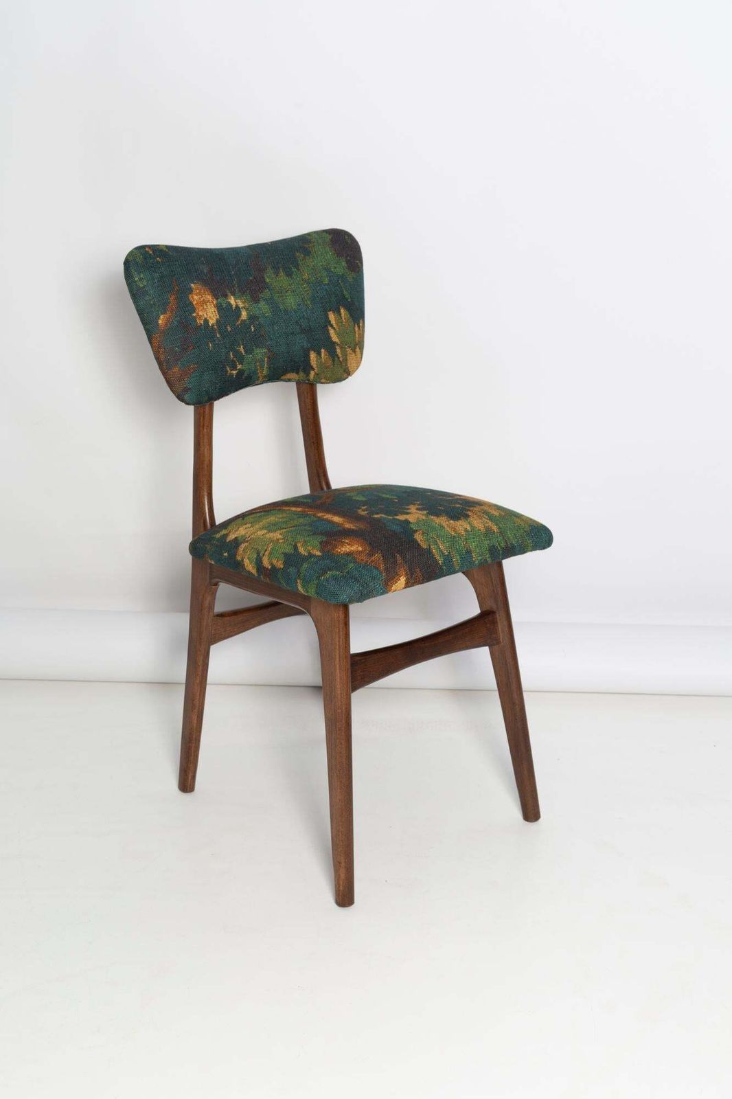 photo furniture Mid Century Butterfly Chair,  Linen Schwarzwald Dedar, Dark Wood, Europe, 1960s
