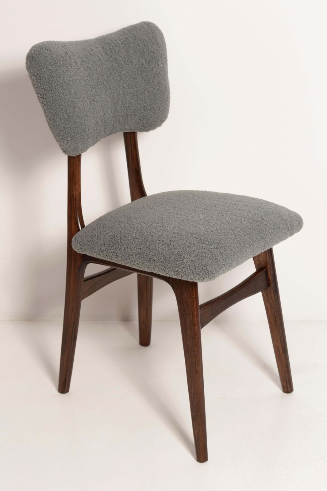photo furniture Mid Century Butterfly Eetkamerstoel, Grijs Bouclé, Donker Walnootkleurig Hout, Europa, Ca. Jaren 1960
