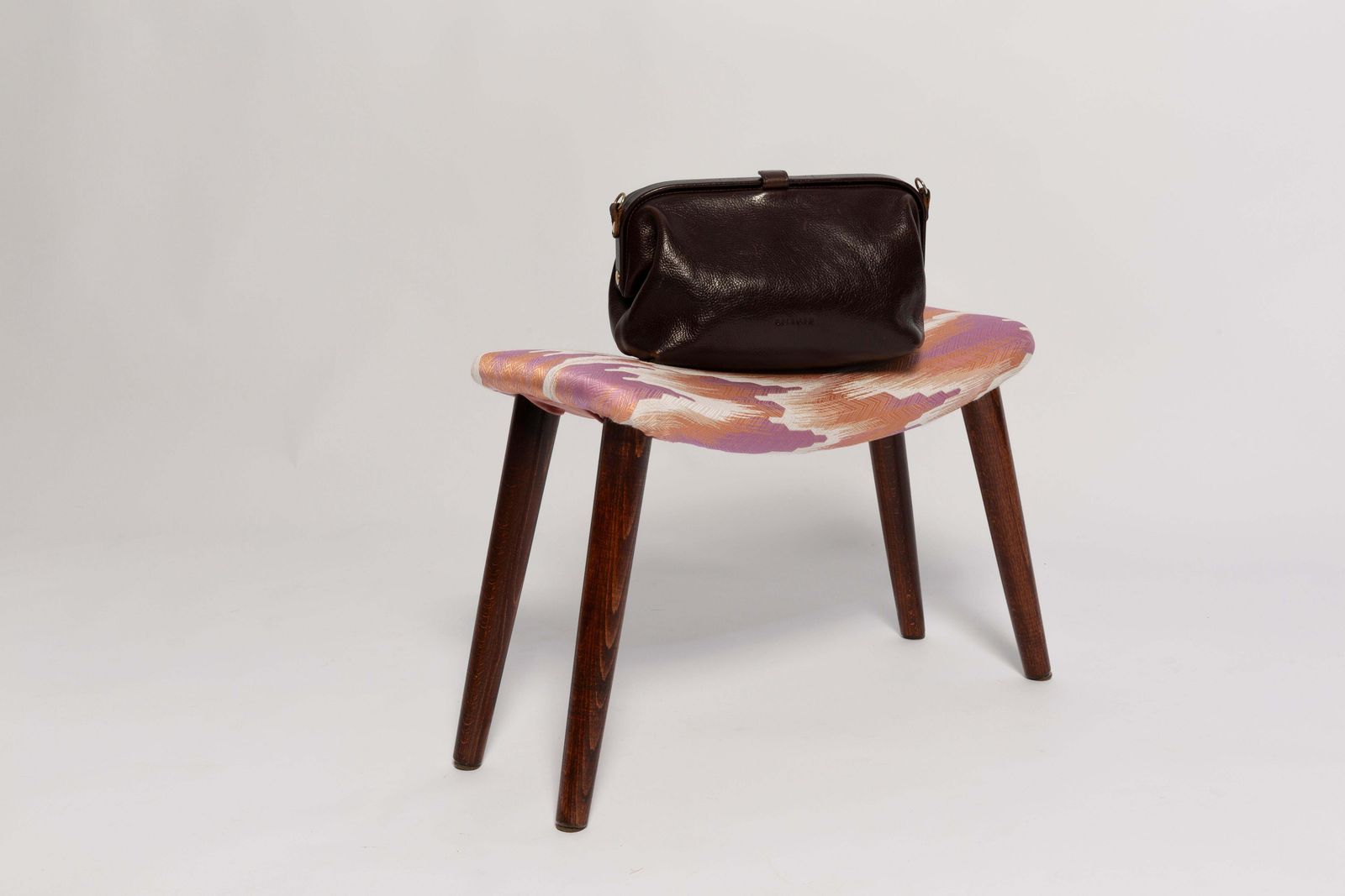 photo vinterior Mid Century Vlinderstoel Met Voetenbank, Fandango Jacquard, Donker Hout, Europa, Ca. Jaren 1960