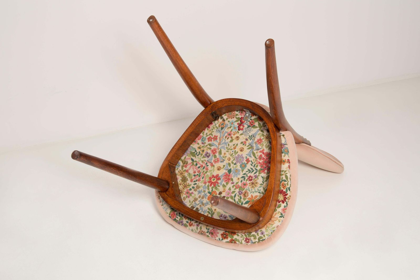 photo furniture Mid Century Light Pink Velvet Heart Chair, Europe, 1960s