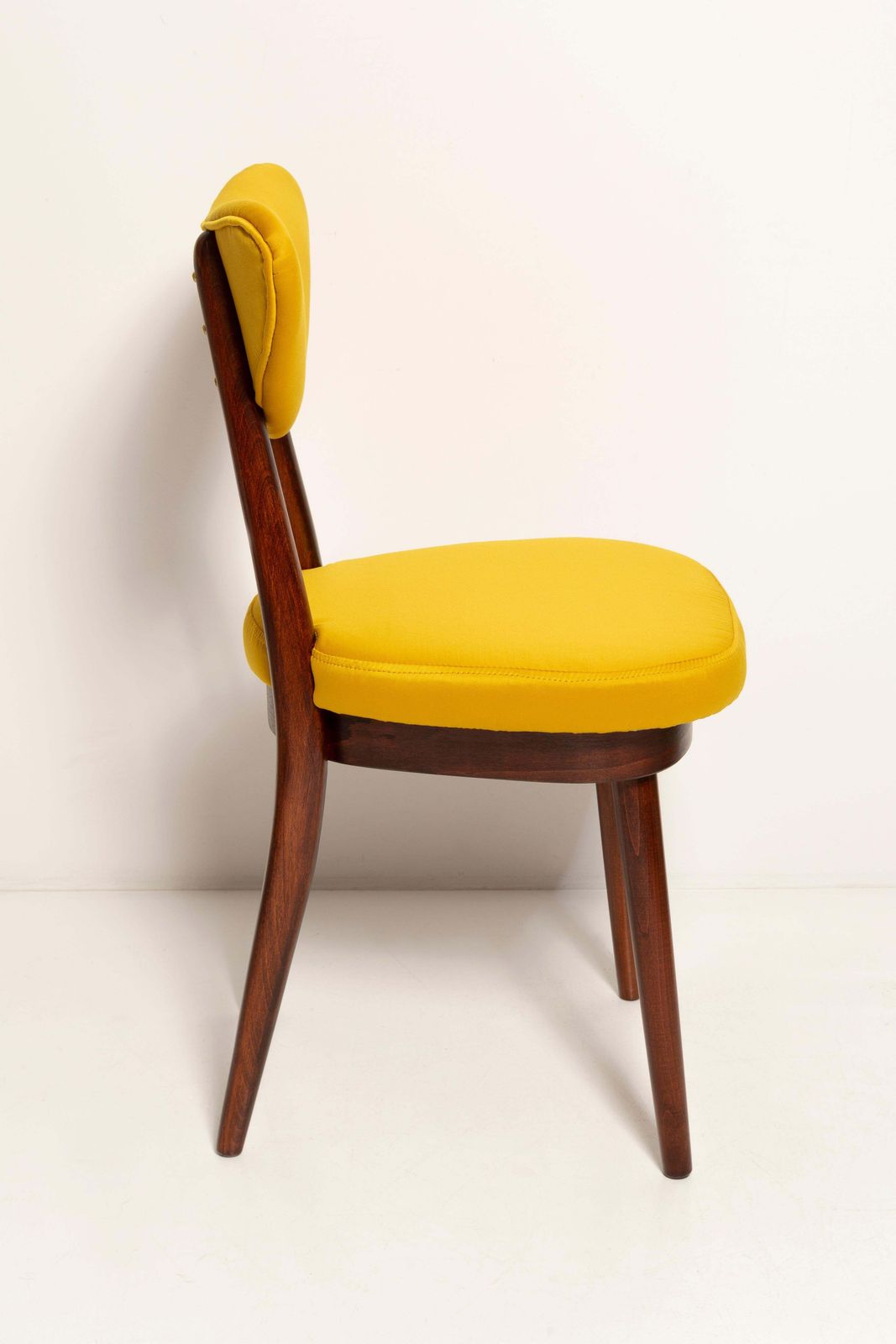 photo furniture Mid Century Hartvormige Stoel In Geel Satijn Dedar Gildo Stof, Europa, Jaren 1960