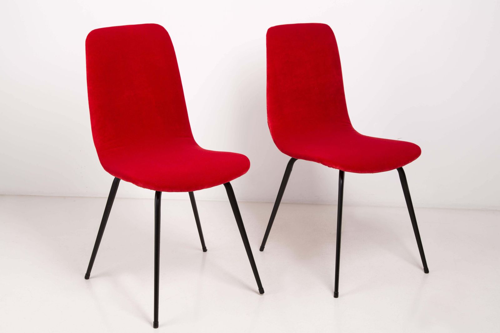 Set Van Twee Mid Century Rode Velours Stoelen, Fameg, Type A 6150, Europa, Jaren 1960. photo 765.0