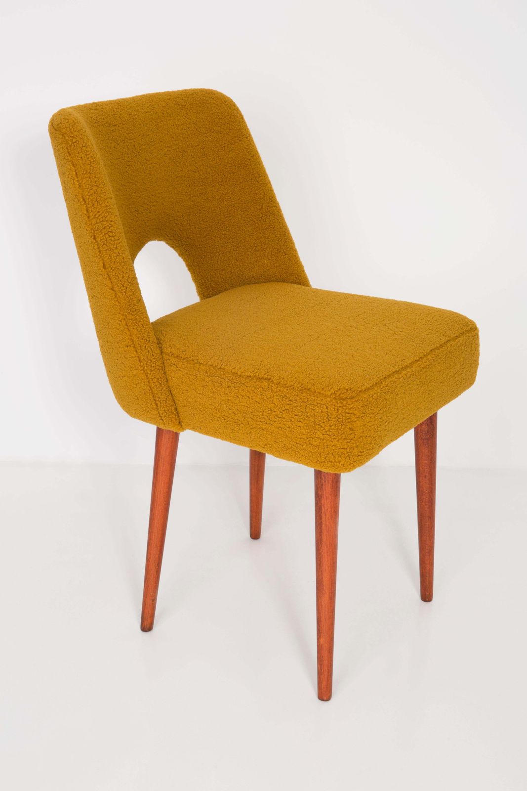 Set Van Twee Gele Oker Boucle 'Shell' Stoelen, Ca. Jaren 1960 photo 1063.0
