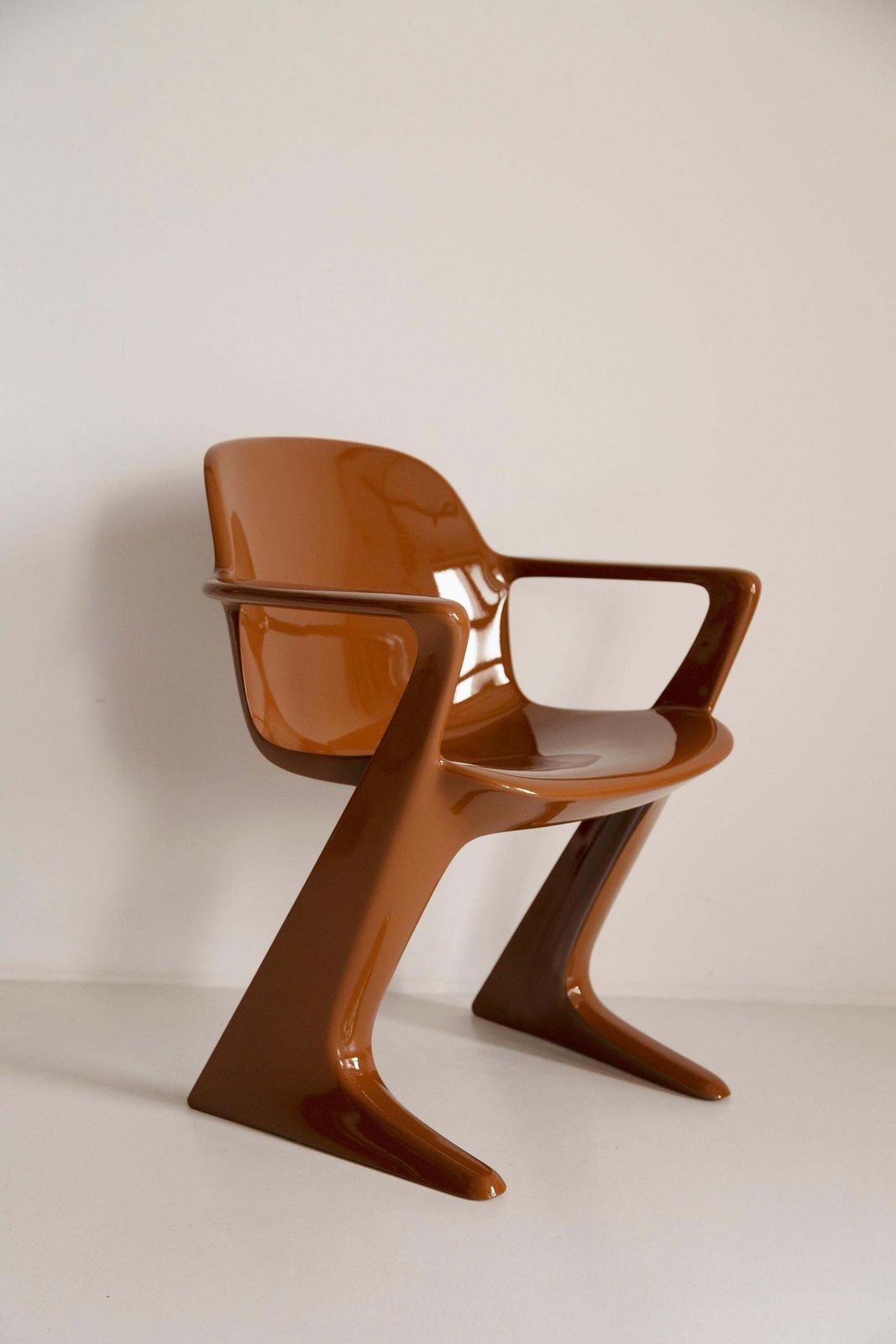 Mid Century Mocha Mousse Pantone Kangaroo Chair, Door Ernst Moeckl, Duitsland, 1968 photo for sale