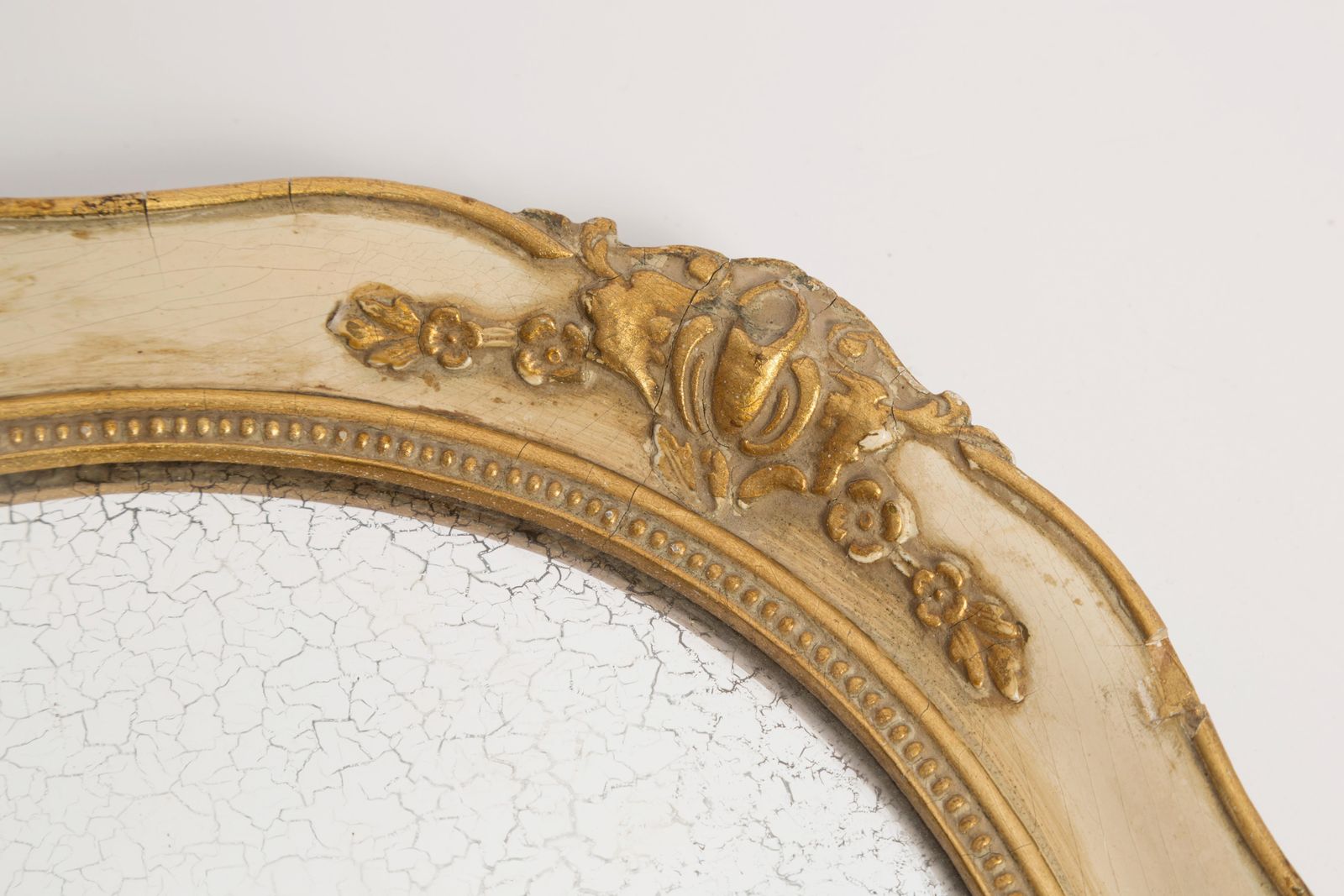 Middelgrote Decoratieve Spiegel Met Vergulde Houten Lijst, Glas Met Patina, Italië, Jaren 1960 photo Woonaccessoires