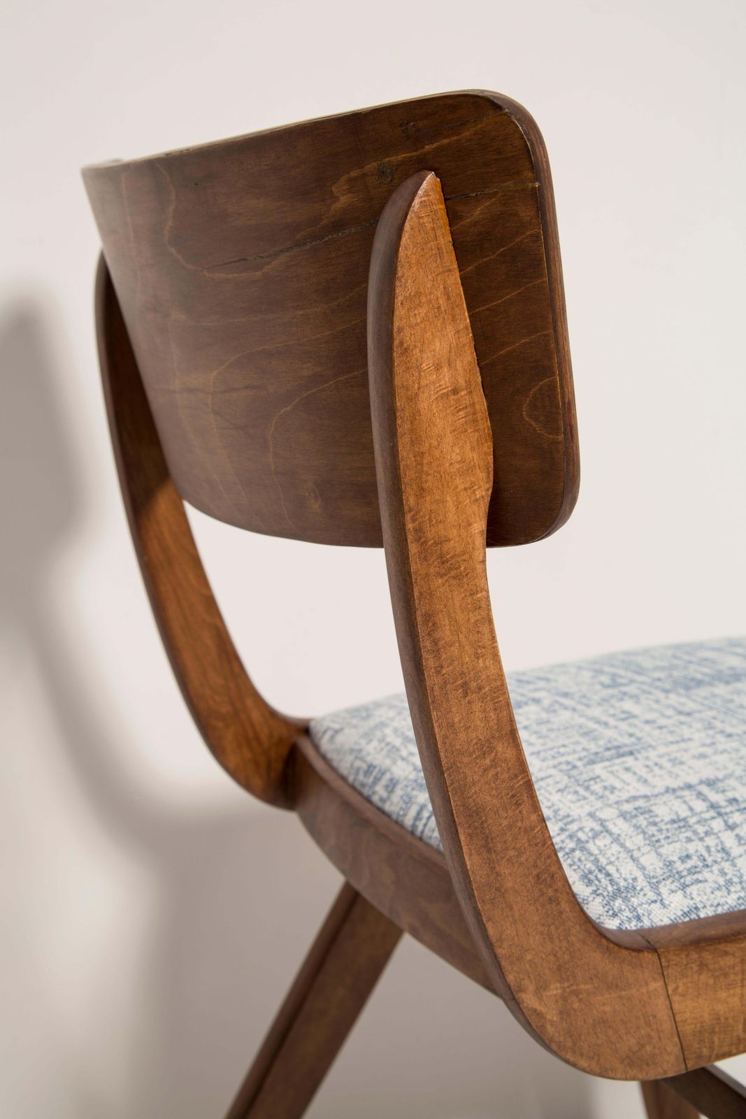 Vier Mid Century Stoelen Met Wit Blauw Linnen Bekleding En Donker Hout, Boemerangvorm, Polen, Jaren 1960 photo vintage
