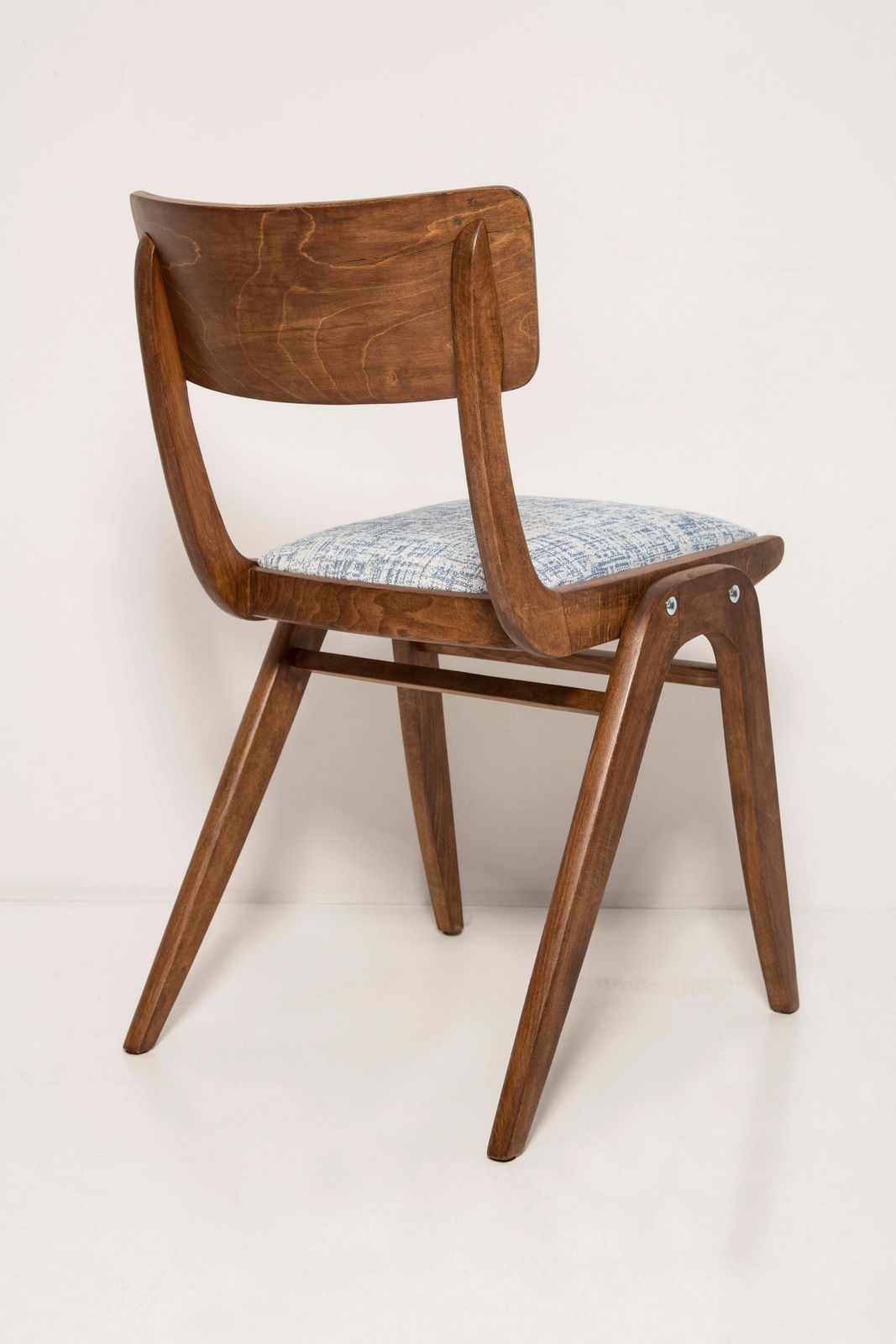 photo furniture Vier Mid Century Stoelen Met Wit Blauw Linnen Bekleding En Donker Hout, Boemerangvorm, Polen, Jaren 1960